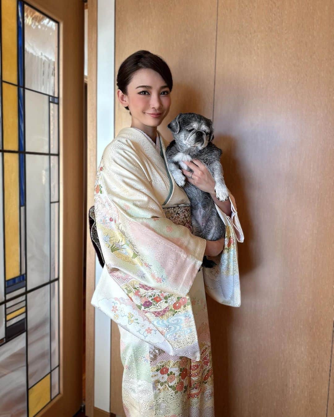 里海のインスタグラム：「七五三十四👘 うちのおねぇちゃま十四歳と一ヶ月です💕 女子中学生ですね💕 弟の夜泣きにも付き合ってくれるほど 優しいおねぇちゃまです🥰 ぷーちゃんファーストです💕」