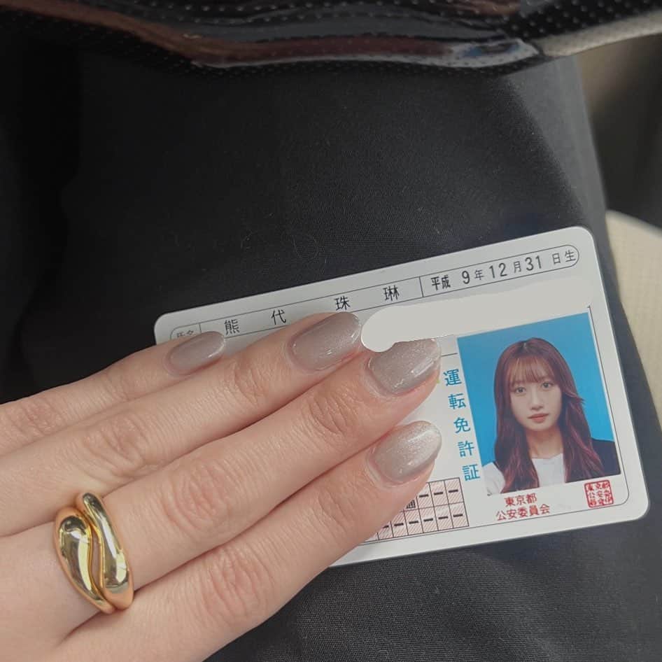 のインスタグラム：「無事に免許取得致しました!!!🥹❤️ @mentorautomobileschool さんに お世話になりましたっ🚗  一発試験という形だったので ほんまに毎回ドキドキでしたが 勉強苦手な私でも1回で合格できましたし 最後に試験場で "おめでとうございます"と 言っていただいた時、免許証を手に取った時 涙出そうでした…😂  仮免の筆記試験を受けたのが　 7月下旬だったので 私は約4ヶ月で免許取得できました!!   免許取りたいけど授業通う時間がなぁと そういった方はには オンラインで座学の授業は受講できるので オススメかなと思いますっ🤔」