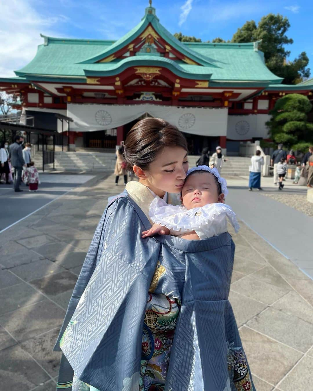 里海さんのインスタグラム写真 - (里海Instagram)「大安🇯🇵 秋晴れ🍁 #お宮参り　⛩ 少し早めに #お食い始め　もしましたよ😌 #生後2ヶ月　#ビッグべビー  重くて手首が最近おかしい私です😅」11月24日 20時27分 - satoumi0330