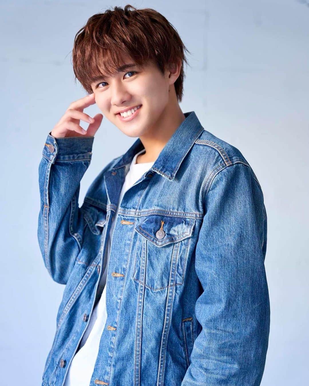 のインスタグラム：「この前事務所で撮ってもらった✌️  #denim #jacket #ootd #ootn #code #style #fashion」