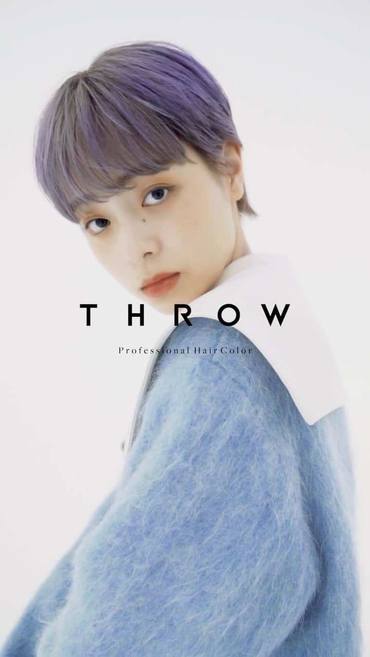 THROW 【スロウ】のインスタグラム：「【新色THROW SHEERレシピ公開👇】 yant @tiku_tact 鈴木拓人氏による　#スロウカラーレシピ　公開中‼︎ ・ ☑︎薬剤レシピ #アネモネブルー ・ BASE 根元15Lv 毛先18Lv 根元　Chocolat Beige : C/00 1:1  3% 毛先　Anemone Blue : C/00 1:2  3% ・ 肌や服への馴染みの良い柔らかパープル。 根元はベージュを足して抜け感のあるデザインに。 ・ #透明感カラー　#シアカラー　#シアーカラー  ・ 複雑で繊細さを要するハイトーンカラーを、補⾊も⾊みもアルカリも、全てを1本で叶えるSHEER COLORシリーズ。 ・ #throwcolor #スロウカラー #throwカラー　 #sheercolor #sheerカラー #onecolor #oneカラー  #ビーブリーチ #外国人風カラー #ビーエックス」