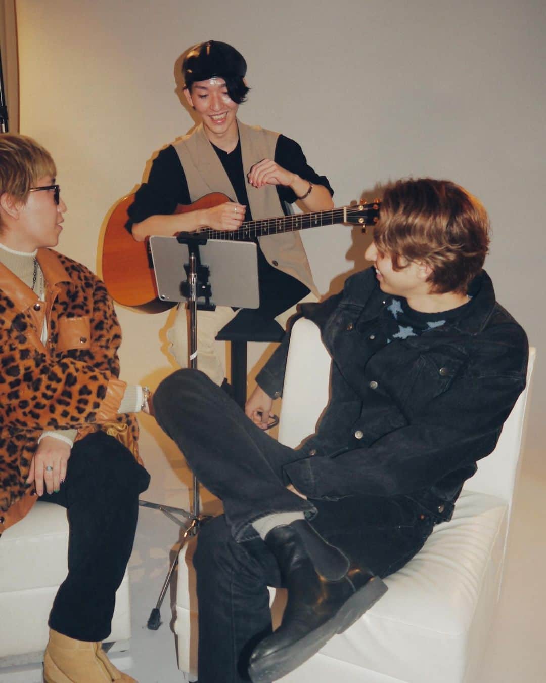 BuZZ【公式】のインスタグラム：「11.23 “MOOD リリース記念アコースティックライブ  #BuZZJP #MOOD #acousticlive」