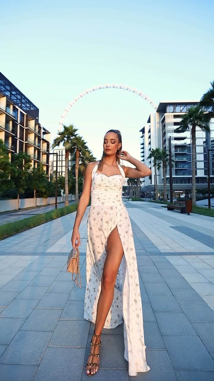 ヴィクトリア・ヴァルガのインスタグラム：「It’s all about that thigh slit💥 . . 🎥 @dinarbashirov」