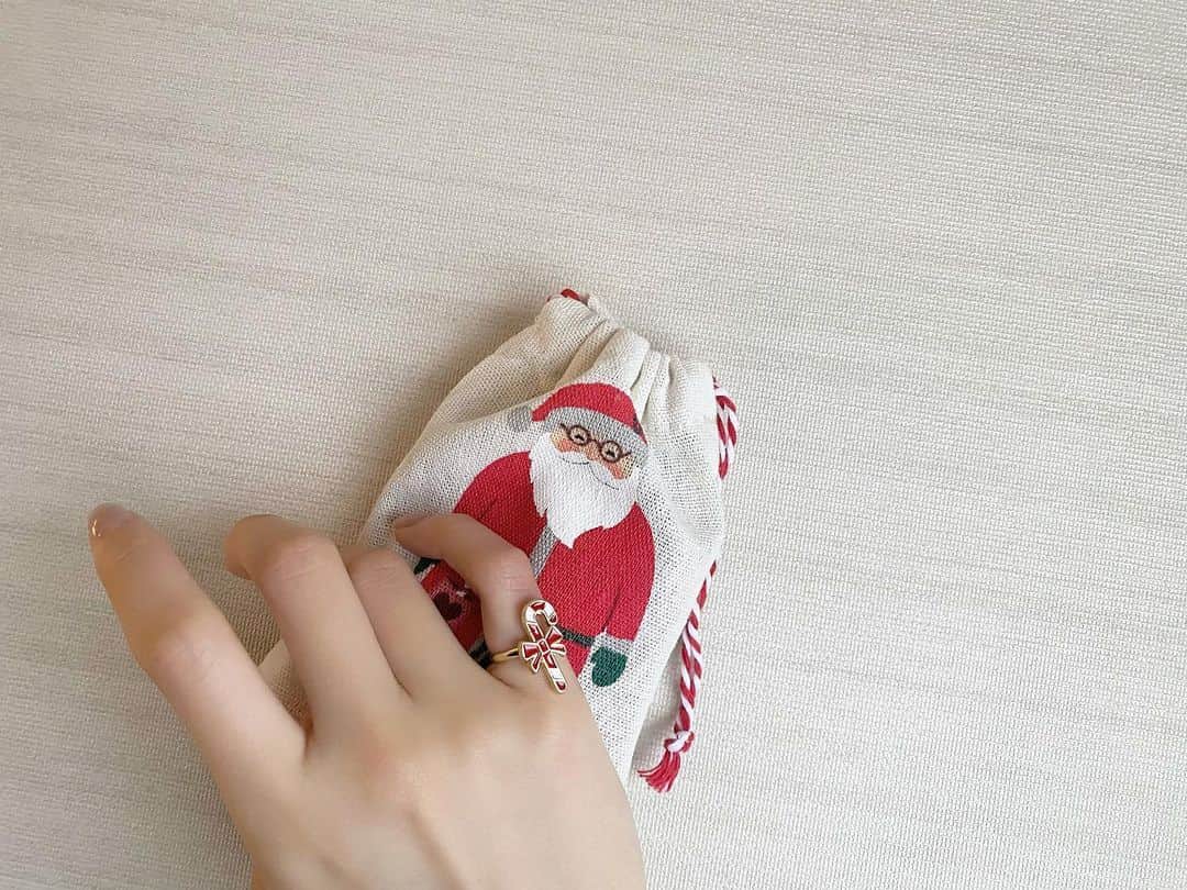 梅澤美波さんのインスタグラム写真 - (梅澤美波Instagram)「クリスマスプレゼントをもらいました🎅🏻 ⁡ たまみが、早めのプレゼントをくれました！ お揃いの ピンキーリング…なんてかわいい贈り物。 ⁡ クリスマス大好きなので、 早めのクリスマス気分味わってます🎄」11月24日 20時52分 - ume_minami.official