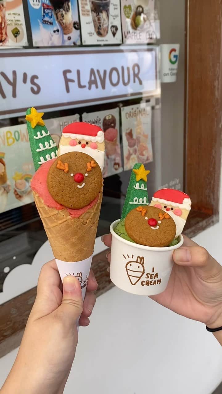 Song Sweet Songのインスタグラム：「Welcome to my ice cream cafe @iseacream_cafe 🎅🦌🎄✨🍨💕 บางแสนทักครับ🌊☀️☁️เมนูคริสมาสต์พร้อมเสิร์ฟล้าวว ใครมาเที่ยวชลบุรี แวะมาหากันได้น้า~ #คาเฟ่บางแสน   #icingcookies #xmas #iseacream #cafehopping #cafechonburi #インスタ映え #カフェ巡り」
