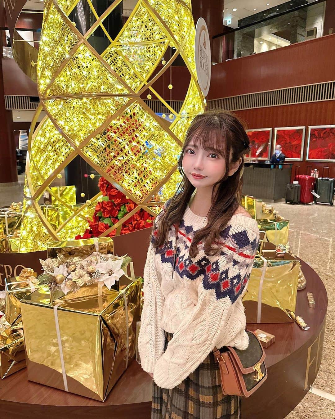 遠藤 玲奈 /endo renaのインスタグラム：「インターコンチのクリスマスツリーが 可愛かった…🎅🏻🎄 見てるだけで幸せですよね🫶 紅葉観にいった後行きました🍁  今日も一日お疲れ様でしたあ☺︎︎  #anaインターコンチネンタルホテル東京#インターコンチ#アフタヌーンティー#クリスマスツリー#クリスマスコーデ #クリスマス#🎄#秋服コーデ #秋服#ヘアアレンジ#ハーフアップ#CELINE#snidel#スナイデル#MERCURYDUO#マーキュリーデュオ#ホテルライク#ホテルラウンジ」