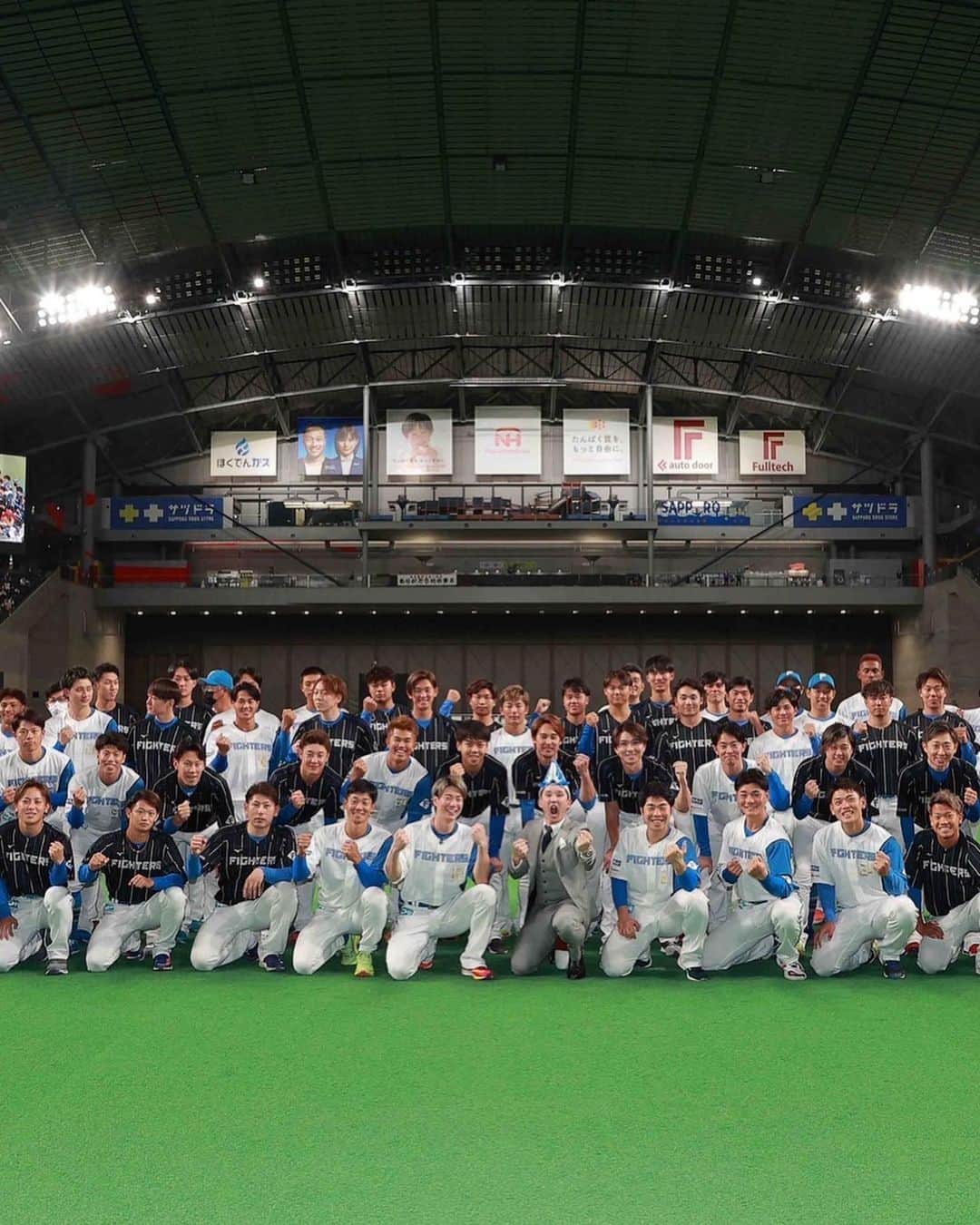 上原健太さんのインスタグラム写真 - (上原健太Instagram)「昨日の写真を。  卓さんのきつね耳ですよ皆さん！笑  #北海道日本ハムファイターズ #ファンフェス #中島卓也 #畔柳亨丞  #ウエハラケンタ」11月24日 21時05分 - kenta.uehara20
