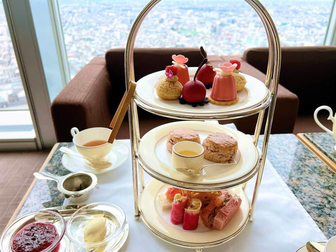 肥田佳菜子のインスタグラム：「ピークラウンジのピンクブロッサムアフタヌーンティー🌸 #ピークラウンジ #parkhyatttokyo #パークハイアット東京 #パークハイアット #アフタヌーンティー #afternoontea #ピンクブロッサム #ホテルランチ #ホテルアフタヌーンティー」