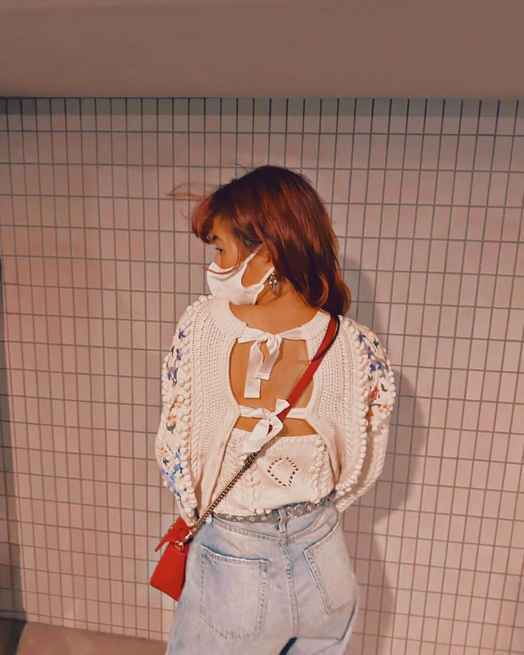 村上佳菜子のインスタグラム：「前後ろ反対にきても可愛カタゼ🫶🏻 . . . ニット @ralphlauren #ralphlauren  パンツ @evris_official  #evris バック @gucci #gucci」
