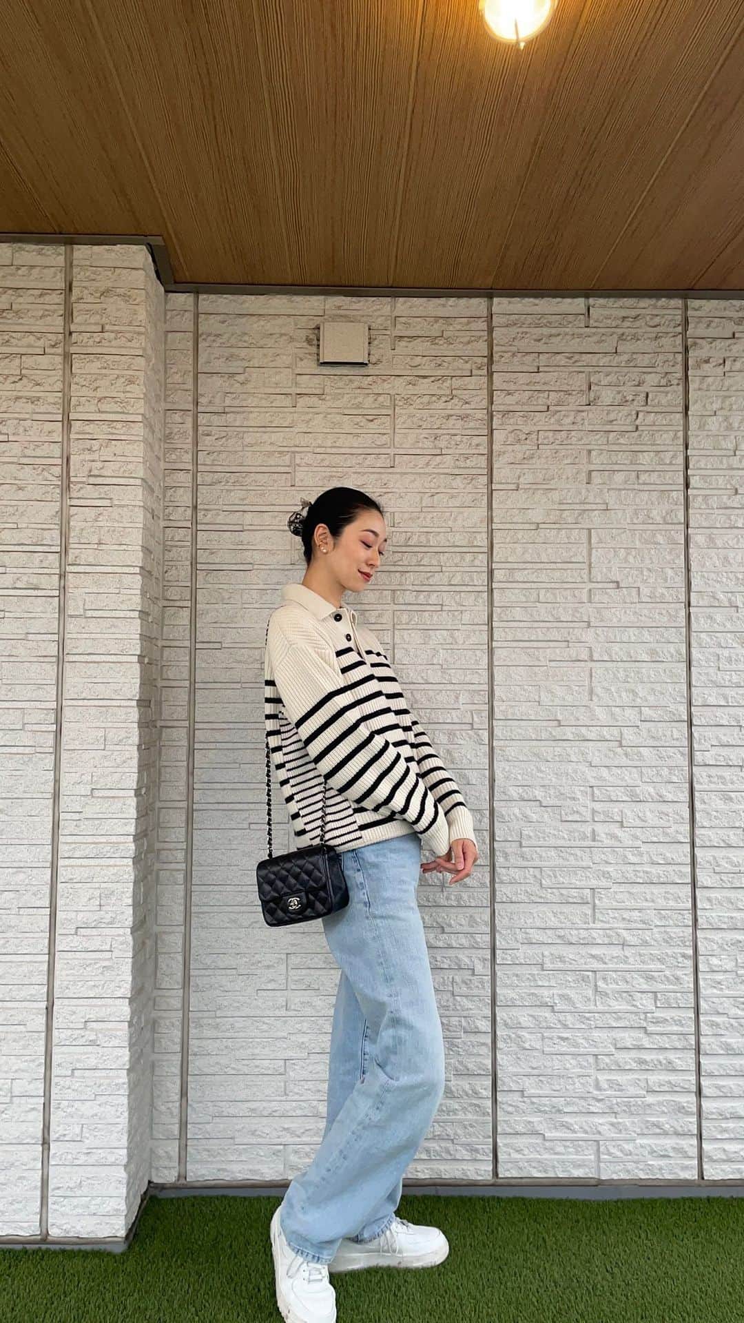 熊澤枝里子のインスタグラム：「・ このニットかなり好き🧶 肉厚でしっかりとしていて 肌触りのいいウールの糸で 詰まった編みも👍 これはずっと着続ける ニットになりそうです🤍 大切に手入れしようっと☺️  デニムはlevi's 701を ダボっと履きたかったので オーバーサイズの28インチ をウエスト詰めました。 こちらもずっと履き続ける であろうデニム💙  knit  @annual_nz  denim @levis 701  #クマフク 好きなものを永く着たい派🤲」