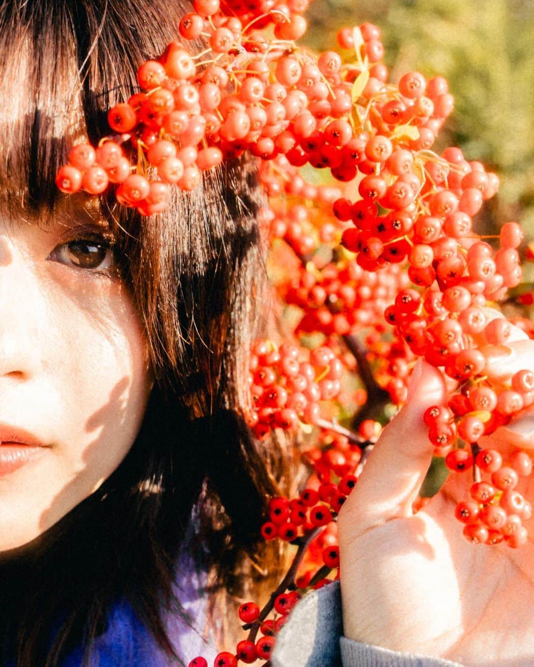 のインスタグラム：「⁡ ⁡ ⁡ ⁡ 今日はsilentがないですね、、、 どっぷりハマっています。 でも未公開シーン出してくれるみたいで 今日の仕事あと半分、頑張れそうです🫡 ⁡ ⁡ ⁡ ⁡ -------✂︎--------✂︎--------✂︎--------- ⁡ ⁡ #被写体 #ポートレート #portrait #portraits #カメラ好きな人と繋がりたい #カメラマンさんと繋がりたい #いいね #いいね返し #jp_portrait部 #portraitphotography #何気ない瞬間を残したい #nanige_moment #淀川 #淀川河川敷 #何気ない日常 #大阪 #osaka #十三 #jyoso #写真喫茶エス #silent #みんすと #ポトレ #ポトレのセカイ」
