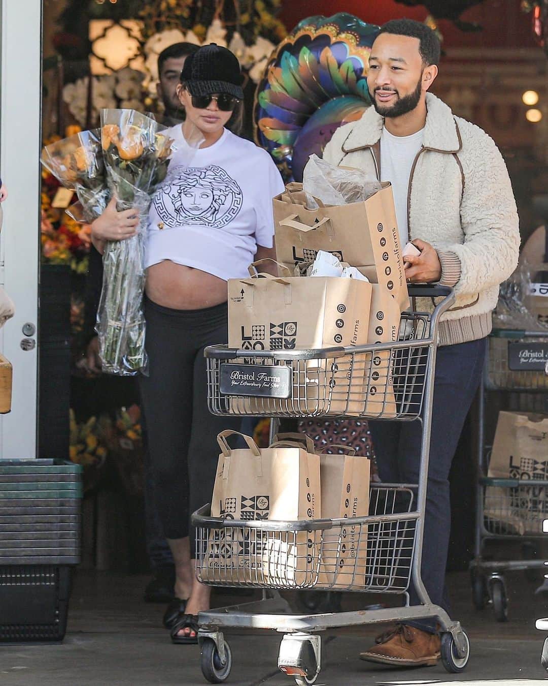 のインスタグラム：「Chrissy Teigen flashes her pregnant belly while doing some grocery shopping with John Legend on Thanksgiving Eve. #ChrissyTeigen #JohnLegend Photos: Backgrid」