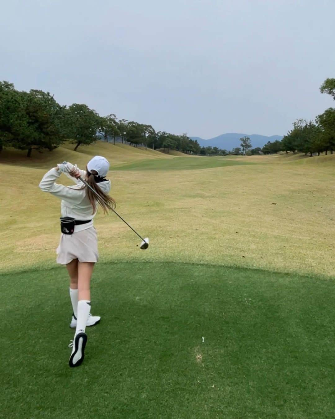 ベイビーリオンのインスタグラム：「. 今年の目標だった ゴルフを始める！を 最近やっと達成〜🏌️‍♀️⛳️  まだ3回しか行ったことなくて めちゃくちゃ打つけど。笑  楽しいからよし…！ 気長に続けてみよ🐛  . #見た目だけ上出来 #ゴルフ初心者  #ゴルフ女子  #続くかな  #次はスノボチャレンジ #あとスケボーも #あとスカイダイビングも #あとキックボクシングも #私はどこへ辿り着くんだろうか #でもちゃんと全部やるよ #😎 #やるだけ #上手いかは別 #得意なスポーツはなし」