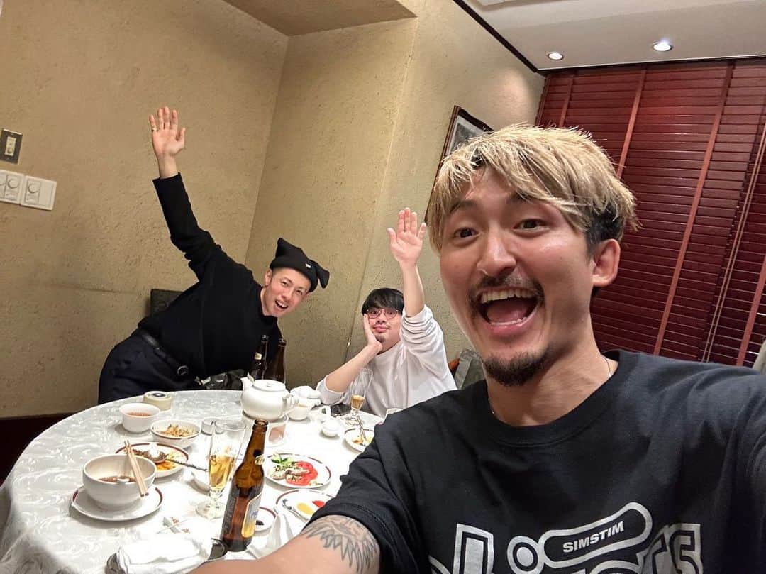 ハマ・オカモトのインスタグラム：「🍽 @ryota_0809 おかえり！ めちゃくちゃ笑ったなあ。  @stylist_teppei さん と3人で集まる様になってからもう7年近く経つのかな？ そりゃ積もる話もあるわ。  またすぐ🤝  ※何故こんなに写真を撮り合ったかは内緒です。」