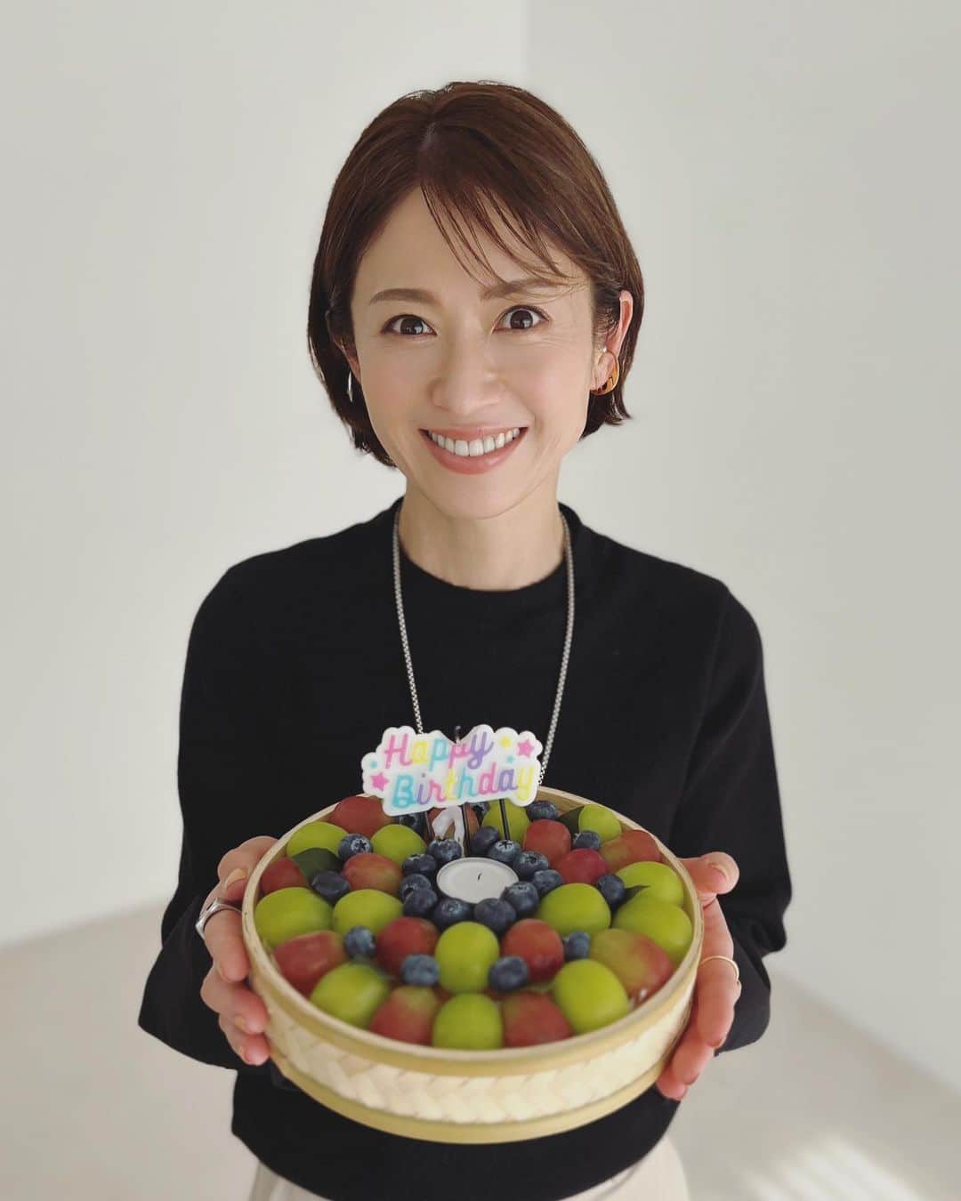 畑野ひろ子のインスタグラム：「こんにちは😊 昨日、47歳になりました！  本日、　@story_love40 撮影📷でしたが、とっても美味しそうなフルーツでお祝いして頂きました！！🍇  撮影準備だけでも、スタッフみんな大変なのに、本当に感謝です🙏✨  今年も、沢山笑っていきます😆  引き続き、どうぞよろしくお願いします🙇‍♀️」