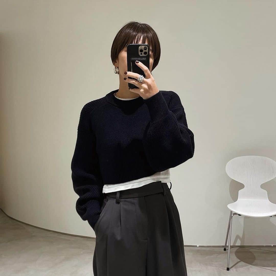 正中雅子のインスタグラム：「🫶  トレンドのお腹でるショート丈着たいけどドキドキしてしまう私の 気持ちそのままでた商品です🫣  色んな着方を楽しめて、たまにはショート丈にトライしてみたい気分🫶  でも、普段はゆるっとが楽だし好き🙃みたいなそのまんまなアイテムです🫶  だから何だか愛おしいアイテム☺︎  ショート丈ニットとバルーンタンクがセットの3wayで着れるアイテムです！ 一つ前のPOSTにて☺︎  11/29 (tue)12:00-  #MACHATT #masaco服」