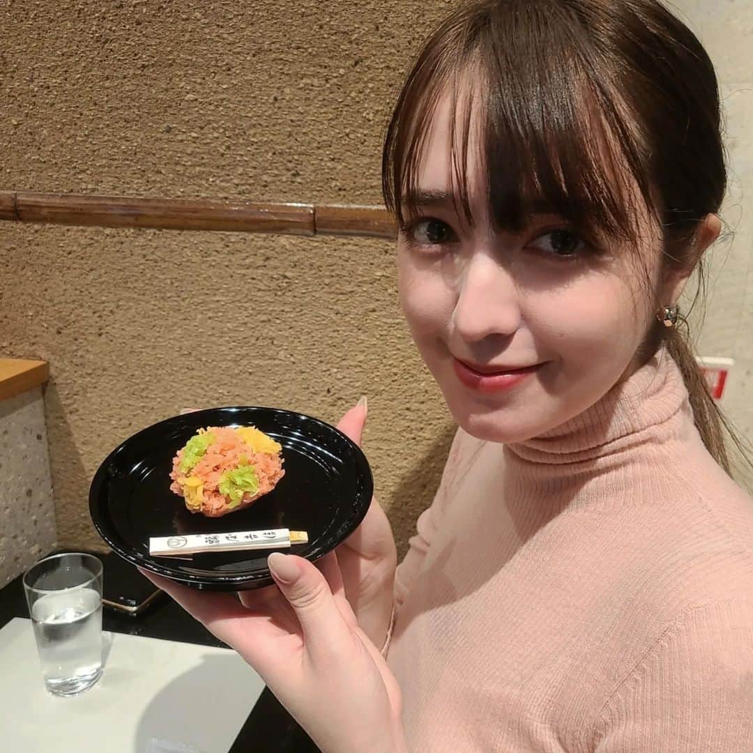 ニコラのインスタグラム：「Japanese beautiful culture "WAGASHI" & "MACCHA"  芸術だよね。目の前で職人さんが作って下さりました🥰 あぁ色が綺麗すぎてうっとり♥️  ちなみに、抹茶は好きだけど抹茶味はきらいな人です✋🤭  #ちょっと前」