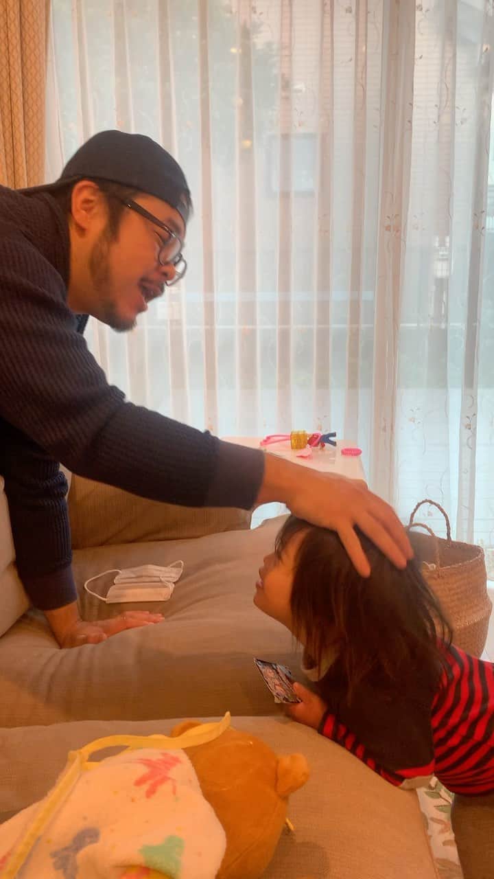 桜田聖子のインスタグラム：「こんにちは😊  コロナ後の倦怠感などに苦しんでいた輝馬ママでしたが、ようやく咳が少し出るくらいで、元気になりました🍀  輝馬は、39度の熱が一回出ただけで、その後もずっと元気いっぱいです✨  コロナに罹ったのが、心臓がしっかり治って、体力もしっかりついてからで、本当に良かったぁと思います。罹らないのが1番だけど😓  最近は、『あ・い・う・え・お』をよく練習しています😊  言葉は、『これなぁに？』など、意図的に聞くと絶対に話しませんが、ふいにキリンを見て『きりん！』と言ってみたり、『アンパンマン』とか『よいしょ』『ママ』とか、彼が無意識で言葉が出ているシーンが増えてきました👍🏻  まだまだ言葉は話せないけど、こちらの言ってる事はかなり理解してるので、テルマの中で、言葉のストックは沢山出来てるんだろうなぁって思う😉  そして、言葉を話さない代わりに、身振り手振りのジェスチャーが凄すぎる😆  もうね、絶対喋った方が早いでしょっっ！ってツッコミたくなる笑  こんな、テルマ流のコミュニケーション術も、我が家の笑顔の１つになっています❣️  #downsyndrome #specialneeds #trisomy21 #ダウン症 #ダウン症候群 #トリソミー21 #3歳9ヶ月 #成長記録 #生まれてきてくれてありがとう  #心室中隔欠損症  #男の子ママ  #男の子 #boy #ダウン症ボーイ #trisomy21boy」