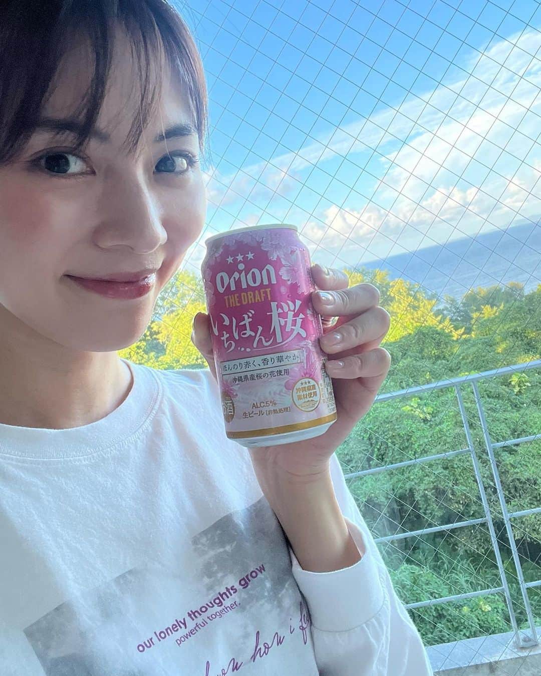 のインスタグラム：「先週沖縄へ帰省してました🌺 いちばん桜ずっと飲んでました🍻笑 沖縄のみなさんもう飲みましたか？？  他県でも桜の時期になると販売されるみたいですよ🌸 公式通販サイトでも購入できます！  今年はたくさん沖縄に帰れて嬉しかったなぁー！  #オリオンビール#orion#orionbeer#いちばん桜#ザドラフトいちばん桜」