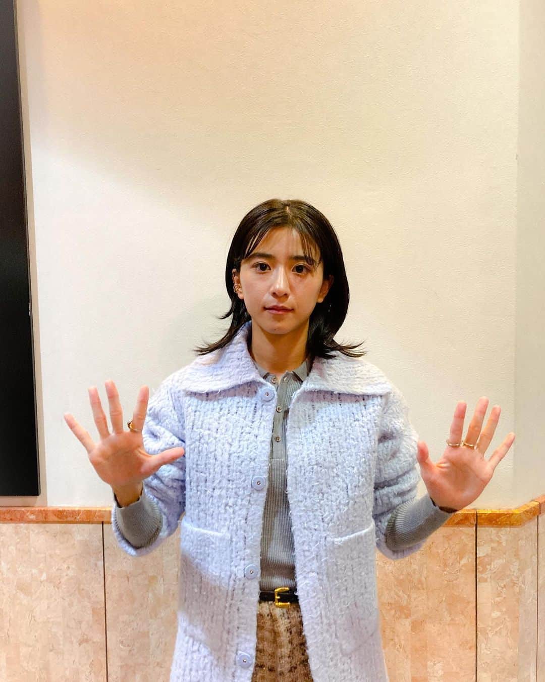 黒島結菜マネージャーのインスタグラム：「⁡ ⁡ みなさま、こんにちは！ ⁡ 11月25日TBS「A-Sutdio +」 に出演いたします！ よる11時〜になります📺 ⁡ お時間が合えばぜひ見ていただけると嬉しいです！😆🌼 ⁡ ピースじゃなくてパー✋そして真顔😌」