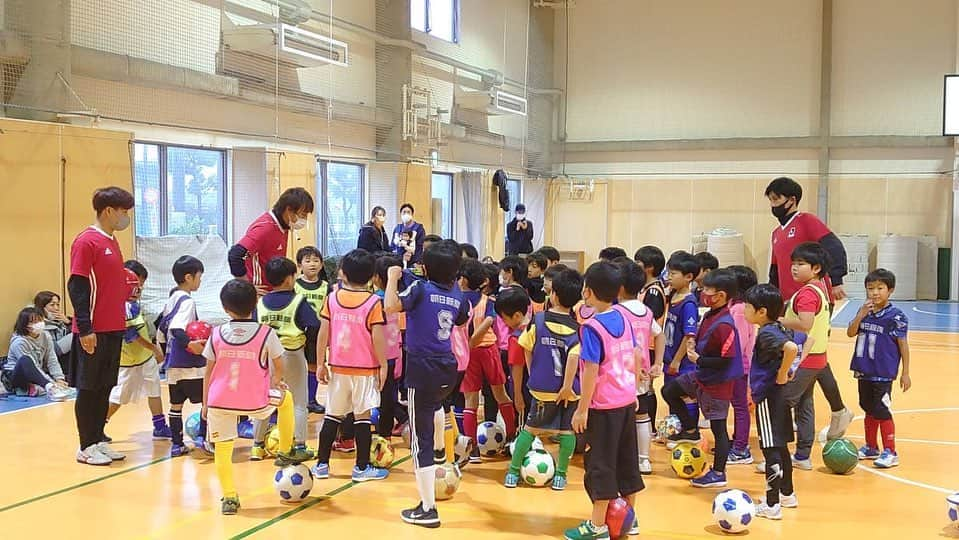 増嶋竜也さんのインスタグラム写真 - (増嶋竜也Instagram)「昨日は元FC東京メンバーで朝日新聞ジュニアサッカースクールに行ってきました。  雨の中でしたが100人近くの子ども達が来てくれました。  FC東京サポーターと触れ合うことができて、嬉しかったです！！　　　  サッカー教室でサポーターにまた会えることができるのは嬉しいですね。  ありがとうございました。  #増嶋竜也  #朝日新聞ジュニアサッカースクール」11月24日 15時46分 - masushima_tatsuya