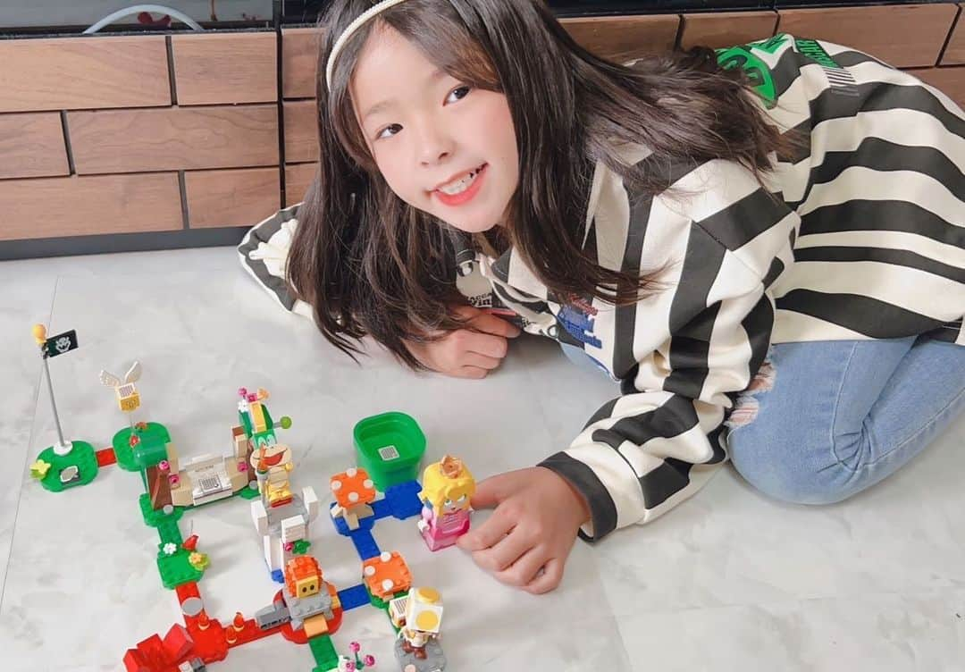 漆山亨のインスタグラム：「毎年クリスマス🎅が来るたびに増える 子ども達が大好きなLEGOシリーズ！！ スーパーマリオシリーズの中でも、 ピーチ姫が主役のスターターセットで みんなで遊んでみましたー！ バーコードにかざすと、声や効果音が鳴ったり、ピーチ姫の表情も変わるので、スーパーマリオのゲームに夢中になっていた小さい頃を思い出しました。😂 LEGOの進化ぶりには驚くばかりです🫢‼️ レゴマリオやレゴルイージのセットと組み合わせて遊ぶ事ができるのでみんなでずっと楽しめること間違い無いなー👍 レゴジャパン公式のインスタグラムアカウントも開設されたので、気になる方はぜひチェックしてみてください！ @legojapan_official ・ ・ #レゴ #lego #レゴピーチ #レゴマリオ #クリスマスプレゼント #おもちゃ #漆山家」