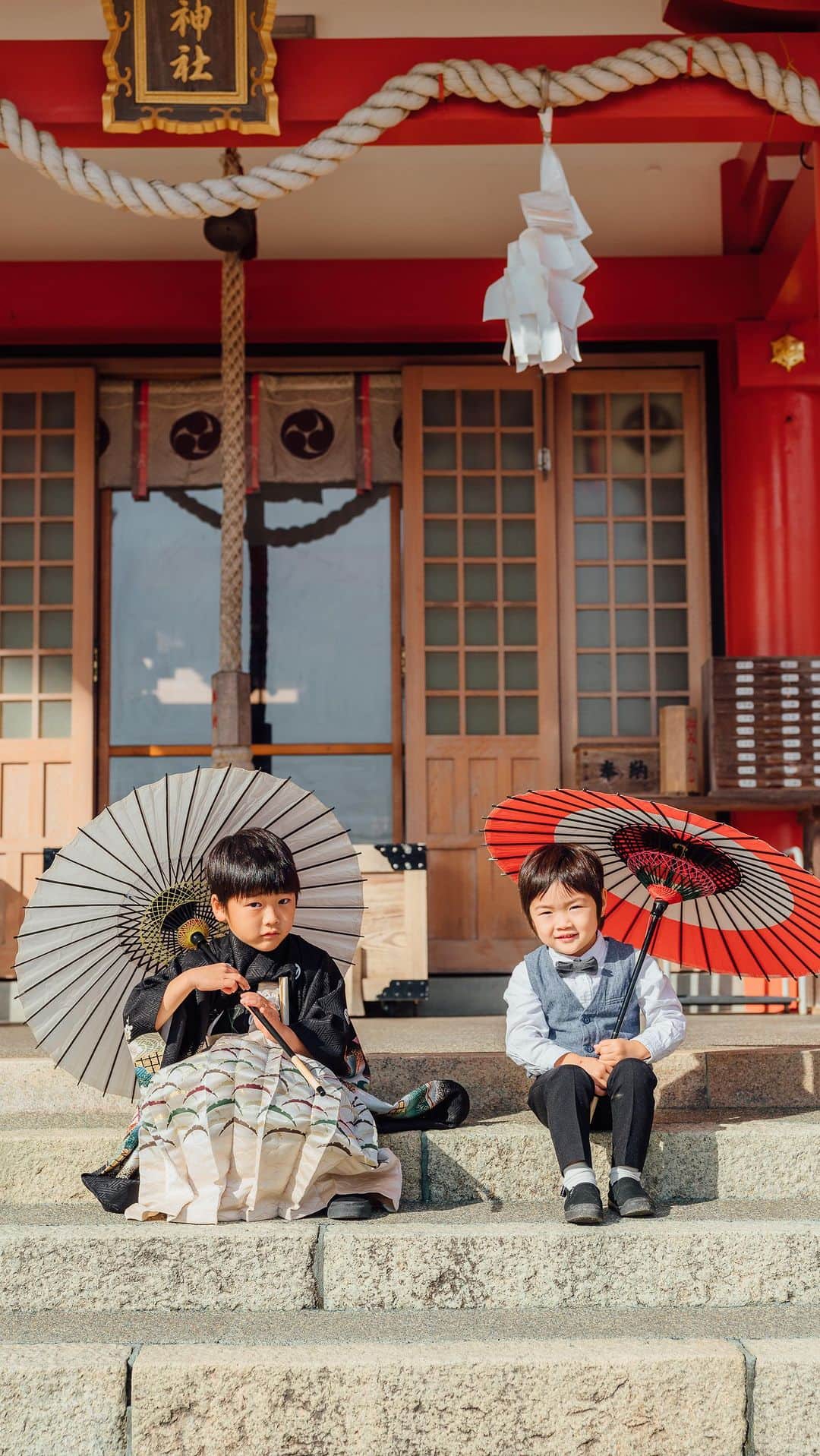 Photream-こどもと家族の成長写真-のインスタグラム：「【可愛い七五三写真を撮ろう！神社特集】  最後に写真を撮ったカメラマンの紹介 をしているよ！ 是非見てね🙈✨👀    #3歳七五三  #3歳着物  #お宮参り撮影  #七五三  #七五三3歳  #七五三3歳女の子  #七五三ママ  #着物  #着物レンタル  #七五三前撮り  #七五三撮影  #七五三着物  #七五三着物レンタル  #七五三コーディネート  #お宮参りレンタル  #お宮参りコーデ  #お宮参りフォト  #こどものいる暮らし  #写真で明日をもっと楽しく  #大阪ママ  #関西ママ  #東京ママ  #愛知ママ  #関東ママ  #出張カメラマン  #フォトリ  #ロケーションフォト  #プレママ  #ままのて  #マタニティフォト」