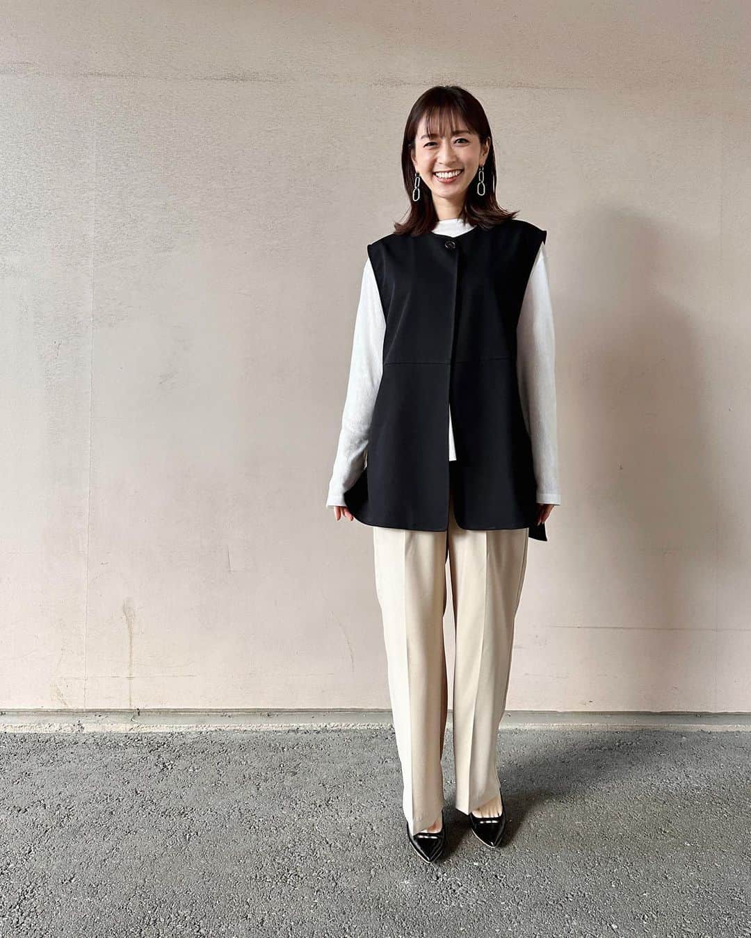 のインスタグラム：「ARNEの衣装です。 . @hholickids さんの •nocollar vest •See - through long sleeve cut&sew •wide Tuck pants を着用しています。 . ブラックのベストとキレイめタックパンツで キッチリした印象ですが、 インナーにシースルー素材を合わせると グッと今年らしくなりますね♡ . 今夜は久しぶりに アンバサダーさんとの対談の様子を放送します！ . ARNEは毎週木曜深夜放送。 WEB配信もありますので ぜひチェックしてみてください♡ . . #hholic #outfit #arne #fukuoka」