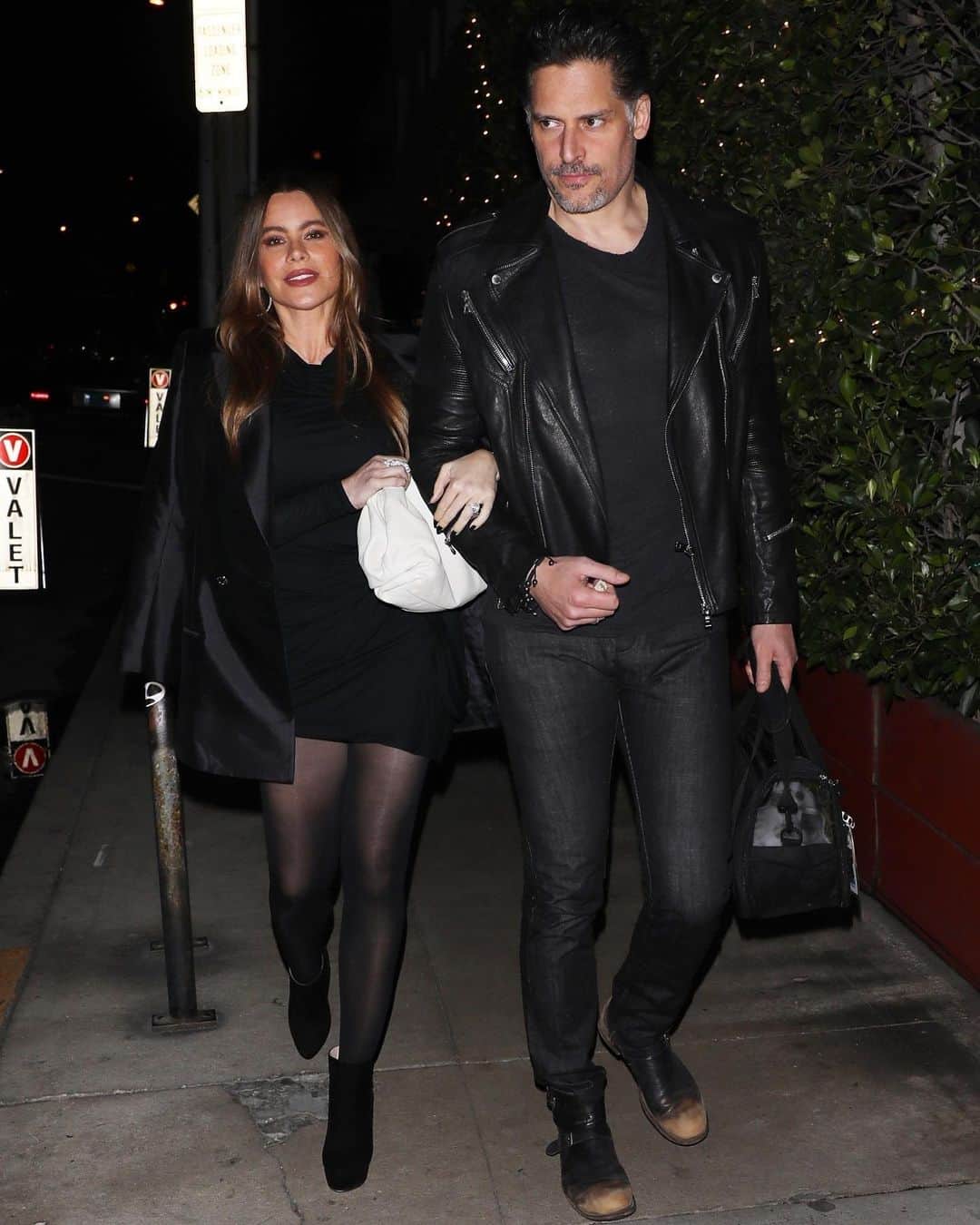 のインスタグラム：「Sofia Vergara & Joe Manganiello celebrate their 7th wedding anniversary with a romantic dinner date in Santa Monica.  #SofiaVergara #JoeManganiello Photos: Backgrid」