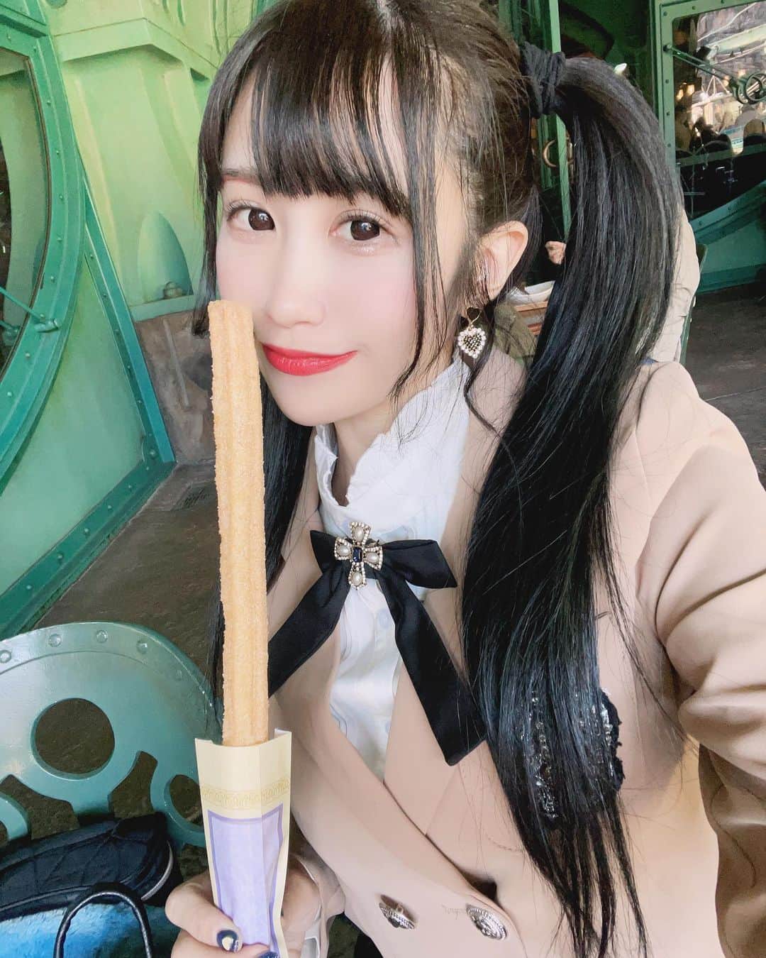 のインスタグラム：「可愛すぎてごめん♥  #制服ディズニー #ディズニーシー #チュロス #ディズニーコーデ #ディズニーフード #制服ディズニーシー #アイドル #地下アイドル #丸瀬こはる #ここちゃ可愛いぴえ」
