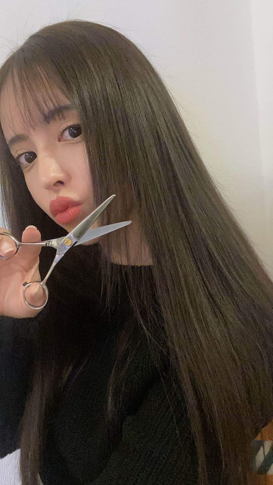 ririのインスタグラム：「衝動的に前髪パツン🙄✌️  気に入ってくれたらいいなぁ😼♡ iPhone📱カメラで撮ったから 今回はありのままのアタシ💕🤫💕  #リール #最近 #頑張ってます  #前髪 #前髪カット」