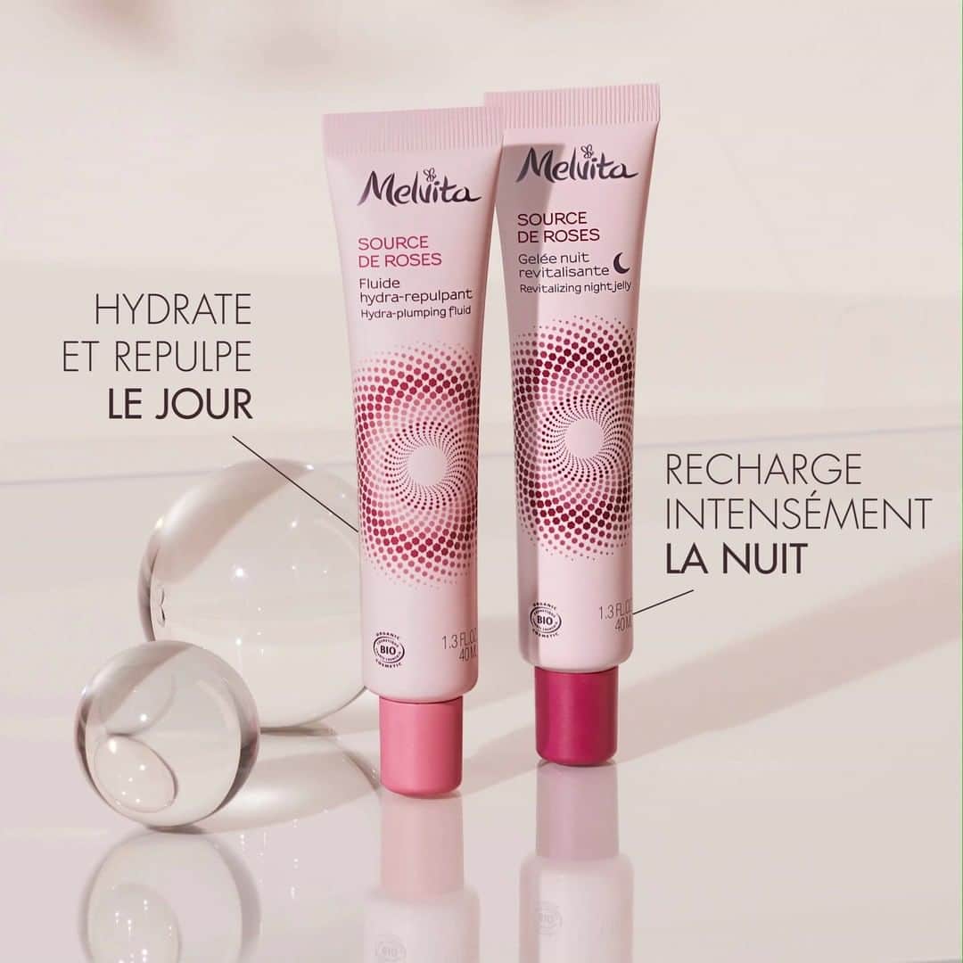 Melvita Officialのインスタグラム：「LES SOINS MELVITA - Pourquoi utiliser un soin de jour et un soin de nuit différents ? 💡  ☀️ Le jour, la peau est sujette à de nombreuses expositions et agressions extérieures. Le froid, la pollution, les écrans, le chauffage... Il convient donc d'en prendre soin à l'aide d'une crème aux actifs hydratants et repulpants, à l'action durable.  🌙 La nuit, la peau est en pleine activité puisqu'elle se regénère. C'est pour l'accompagner dans cette étape délicate qu'il est nécessaire d'adopter un soin réparateur. Un soin revitalisant et relaxant allié à une bonne nuit de sommeil assurent donc un joli teint au réveil.  #melvita #monmelvita #fabriqueenfrance #biovegetal #soinvisage #beauteaunaturel #soinjour #soinnuit #sourcederoses #rose #hydratation」