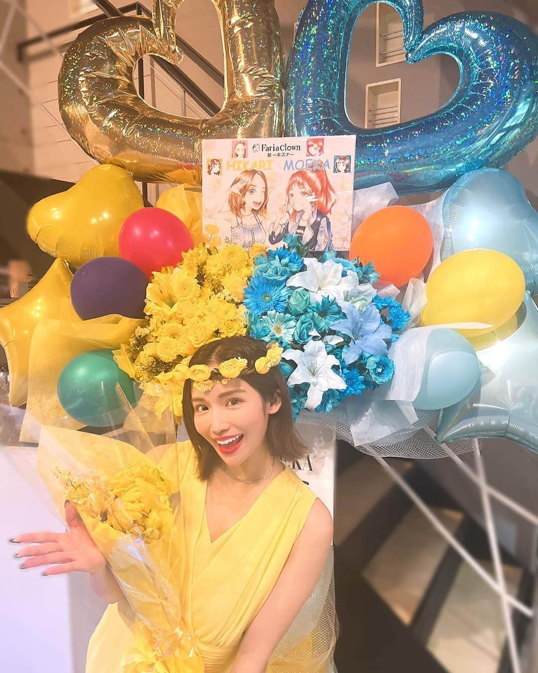 HIKARIのインスタグラム：「2022.11.20  アイドル活動、 FariaClownを卒業しました🌸  この日は本当に一瞬で終わってしまった そのくらいあっという間で、 本当に楽しく悔いなくやり切ることができました。  オーディションをきっかけに入ったこの業界。 分からないことだらけだし最初は厳しい指導の 練習期間から始まりデビュー前から 楽しいことばかりではなく不安だらけでした。  それでも小さい頃から夢見ていた グループ活動。 せっかく掴んだチャンスを無駄にはしたくないし これからのことを想像しただけでわくわくと 頑張ろうって気持ちで進みました！  GROOVYとゆうグループで 始まり初めてのステージ初めてのファンの皆さん 。 こんなにも暖かい場所があったんだと デビューして初めて知りました✨  最初は緊張していて話せなかったMCも 今ではこんなにも笑ってマイクを持って ステージに立てるようになりました☺️  (ファンの方から頂いた写真笑顔がほとんど！！)  これも支えてくれた仲間やスタッフさん ファンの皆さんがいたから成長できたんだなと🌼  そして、時には仲間の別れがあり 環境も変わったりと苦しい時もありました。  その度には色々挑戦！！ YouTubeの活動したり、配信を始めたり 自分達が今できることをやろうって。  最初のうちはメンバーに甘えてばかりいたけど それじゃダメだと気付かされ、 それから自分自身も前に出て引っ張って いけるくらいにならなければならないと 思いました！  でもそうやって動き出すと 不思議と今までよりも応援してくれる人 着いてきてくれる人が増えたんだよね🌱  やっぱりそういった熱い気持ちって 伝わるんだなと身に染みて思いました。  FariaClownとして所属してから 本当に毎日のようにリハーサルライブと たくさんしてきました。  今思うとキツイなんて思ってた忙しい時間も 楽しかったな〜とか あれがあったから今出会えたファンの方々がいるな〜とか メンバーの団結力やライブパフォーマンスが上がったな〜と その時間が恋しくなります🤭  自分が描いていたものとは 正直違って叶えることはできませんでしたが  間違いなく悔いもないし この道を選んで進んできたことに 後悔はないです。  「地下アイドルでしょ〜」って言われたことも もちろんあります。  私にとって、地上も地下もステージには 変わりないし見てくれるお客さんがいる限り 最高なパフォーマンスをするという 気持ちを大切に表現してきました💃  なので聞かれたら胸を張って この活動してきたこと言えます！  むしろ素敵な方達ばかりに出会えて 自慢したいくらいですっ💛ｲｪｰｲ  20代前半全てをこの活動に注いだ5年間。  長いようで短いような....💭  間違いなくHIKARIとして過ごしてきた時間は 私自身を成長させ変えてくれました✨  こんな私についてきてくれた仲間、 ファンの皆さん、そして家族に 感謝しかありません。  これからマイクを持って歌って踊ることは ないけれど表には立ちたいし 　  ここで学んだこと得たものを生かして これからも表現していきたいと思います💃  もう1つの夢でもある親孝行もしたいので 自分で稼いだお金で旅行に連れて行くを目標に 頑張ります✈️  小学４年生のダンスの体験から びびっと何か感じて一度も休むことなく 続けてきた『踊り』  これからもこんなにも楽しいと 思えるものに出会うことはないかなって 思っています。  どんな形でも続けていきたいです♡  形が変わるとやっぱり離れてしまう方も 出てしまうと思うし悲しいけど、  それでも出会えた方一人一人 忘れることなくひかりの暖かい思い出に 残ってます☺️  こんな子いたな〜ってたまにふと思い出した とかでもいいので、 完全には忘れないでね？笑笑  これからもみんなの幸せを祈ってるし その幸せを作るhappyを届ける存在に なりたいです🌼  イベントなどある時は都度お知らせするので 変わらずSNS見ていてくださると嬉しいです  FariaClown、MOEKAもこれから変わらず 活動するので応援よろしくお願いします🤲  長くなりましたが、 今までたくさんの応援本当に ありがとうございました。  みんながいたから頑張れたよ✌️  ひかりんスマイルはみんなのおかげで できたものだねっ😆  心から感謝しています。  出会えてよかった、ありがとう！！  FariaClown  HIKARI  #感謝を込めて  #FariaClown #卒業」