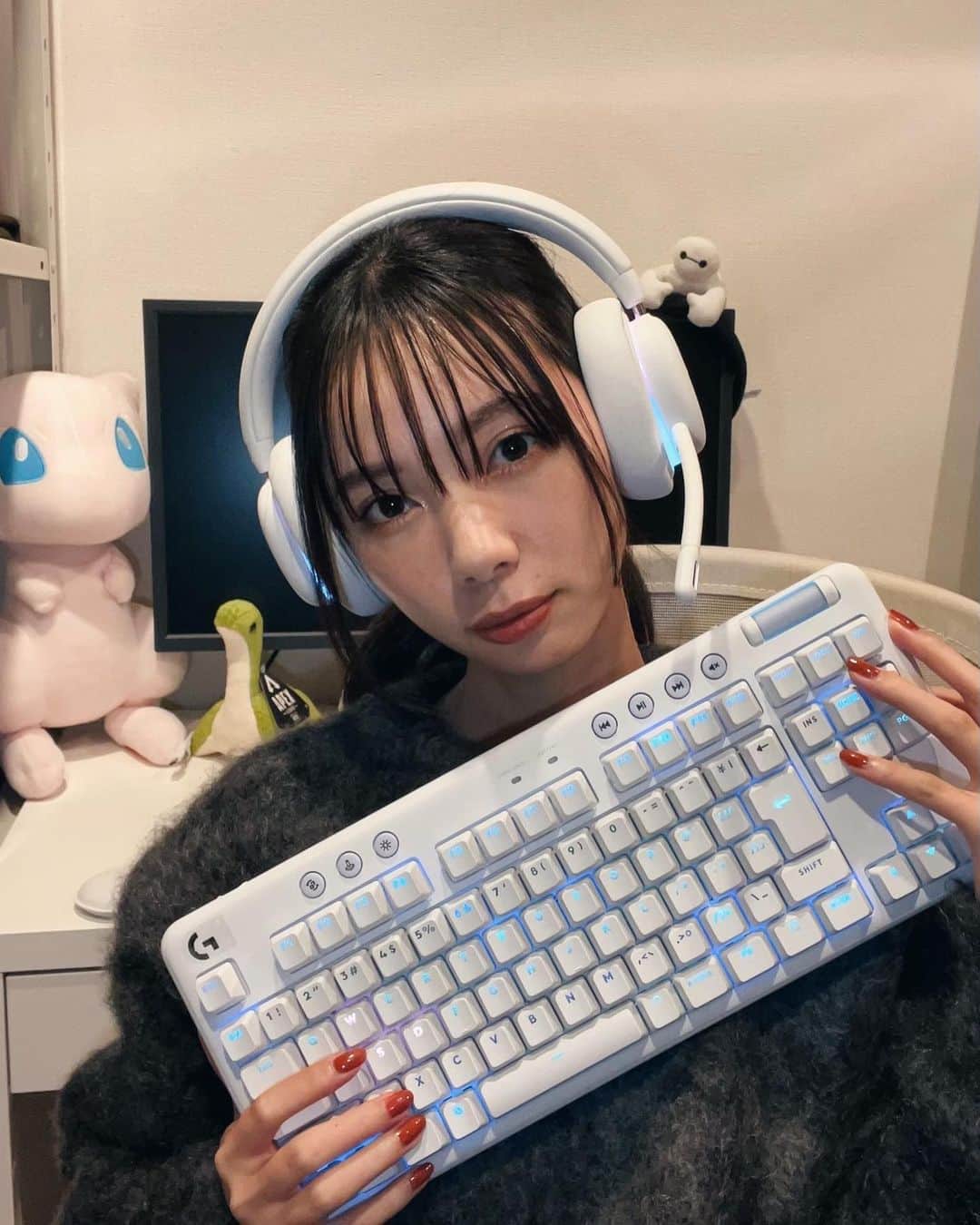 きなりのインスタグラム：「Logicool G様から沢山のゲーミングデバイス頂きました🥹🤍 新発売の #オーロラコレクション めーーーちゃくちゃ可愛くて最高💎 ゲーム中ずっとキラキラしてて可愛いの…！ はよゲーミングデスク広いの買わなきゃ😇笑  #LogicoolG #auroracollection」