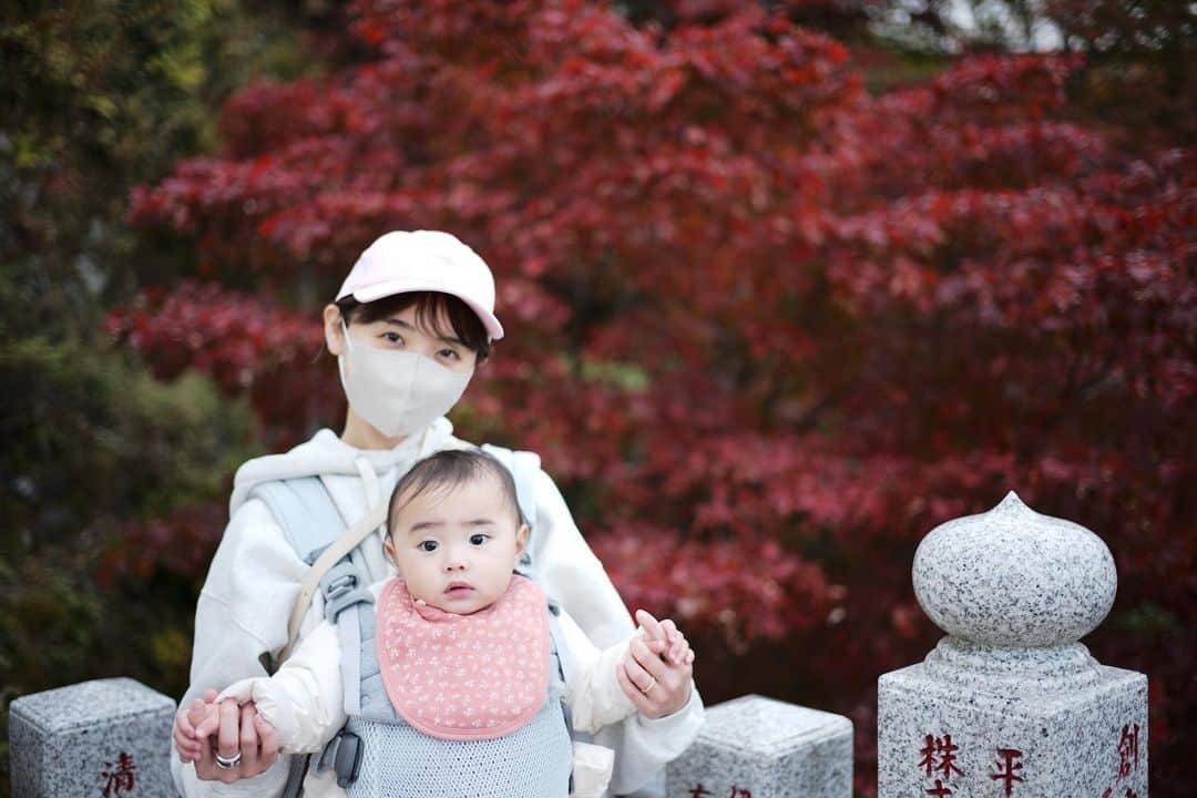 おのののかのインスタグラム：「🚅 遠出は大好きですが、 子供が生まれてからは 電車移動がこんなにも大変なのか〜！ と日々ドキドキしながらお出かけしています🤣🤣🙏  年末年始はみなさん帰省などで 新幹線を使うことが多いと思いますが、 長時間の乗車は特にヒヤヒヤしますよね📣👶🏻⚡️⚡️  私も新幹線はまだ少し怖いな〜 と思っていたのですが、、  年末年始12/23(金)〜1/9(月・祝) 東京⇔新大阪間の新幹線のぞみでは 毎日『お子さま連れ専用車両』が利用できるんですっ🚄✨  １両まるごとお子さま連れ専用車両なので 周りもみーんな、こども連れ❤️👶🏻👶🏻👶🏻❤️  泣き止まないからずっとデッキに避難、、🥲 なんてこともなく みーんな仲良く賑やかに、 新幹線時間が楽しめそうですよね🥹🙏💕  詳しくは『お子さま連れ専用車両』 で検索してみてください✨  #お子さま連れ専用車両 #PR」
