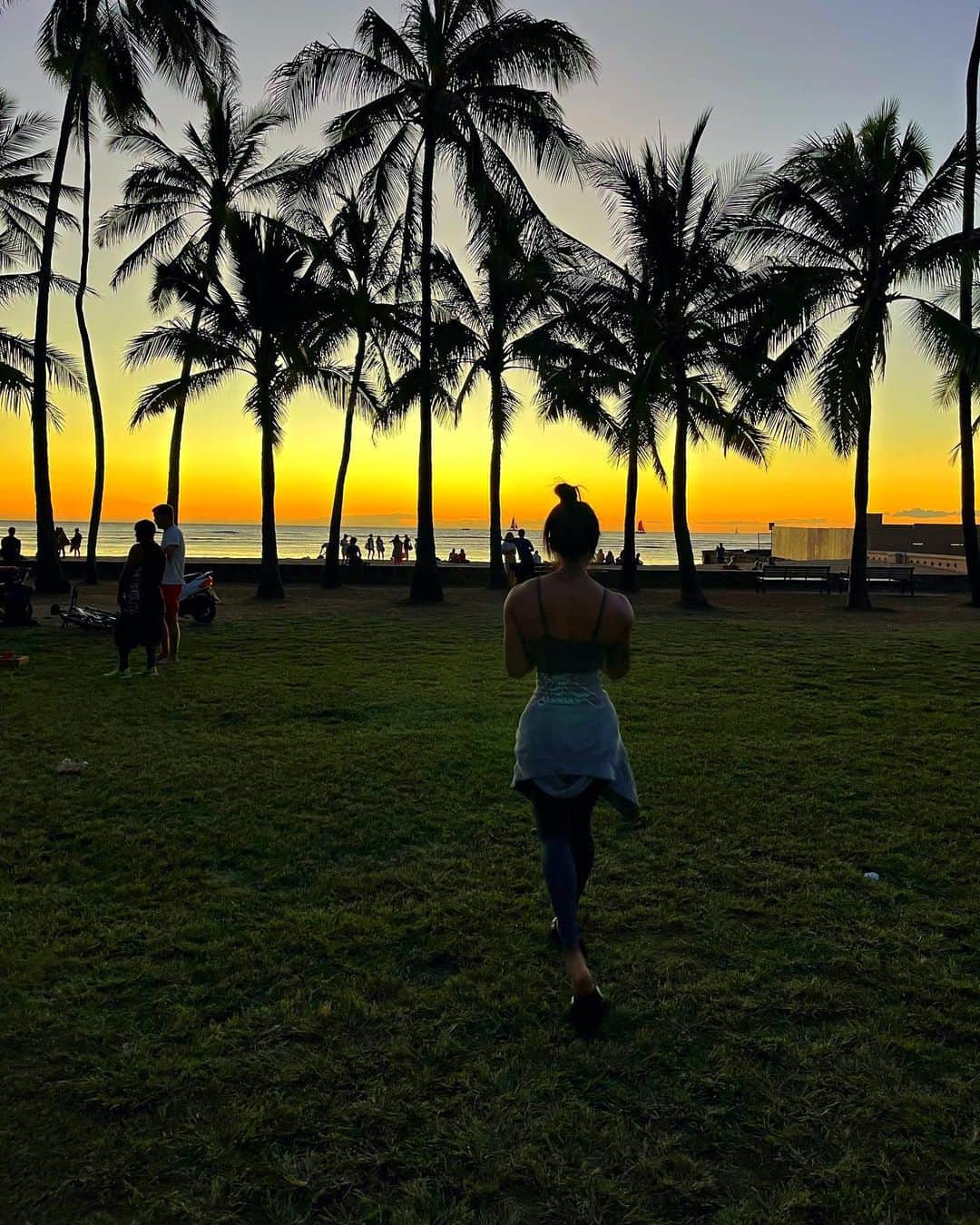 倉地美晴さんのインスタグラム写真 - (倉地美晴Instagram)「・ It was a really beautiful sunset.  #hawaii #waikiki #sunset #sun  #trip #travel #sea #beachgirl #japantravel #vacation #lifestyle  #fitness #motivation #bikini #gym #workout #asiangirls #tatoo #tatooart  #ビキニ #筋トレ女子 #ダイエット #ボディメイク」11月24日 18時08分 - miharu_kurachi