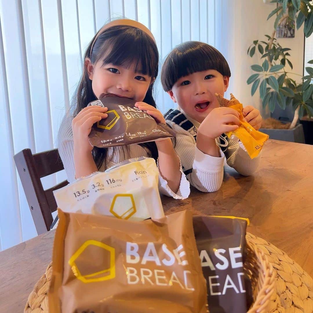 河内麻沙美のインスタグラム：「#ベースブレッド ・ ・ 朝ご飯やおやつ時間いつももっと栄養あるもの食べさせたいなぁと思ってるけどなかなか普段の食生活から抜け出せずにいて、改善したいなぁって思っていたところ・・・出会ってしまった！！ 完全栄養食の「ベースブレッド」！！ リニューアルしてさらに美味しくなったよ！！！ ・ なんとタンパク質がサラダチキンより豊富に入ってて(１食27g)１日に必要な栄養素の1／3が摂れるんだよ〜！！すごくないか？？ 幼稚園から帰ってくるとだいたいお腹空いた〜とお菓子コーナーにいってしまうんだけど、それを「ベースブレッド」に切り替えたら最強じゃないか？？ 私の小腹が空いたときにも最高！ ・ 完全栄養食なのに、味もほんとに美味しくて正直な子供たちも(笑)おいしいおいしい♪と食べてました！！ 子供にも安心して食べさせられる栄養バランスなのも嬉しい！ ・ 先日モデルプレスで撮影してきたので、アップされてるので、よかったら見てね🥰 #basefood#pr#２児のママ＃年子育児＃子供のいる暮らし#ベースフード」