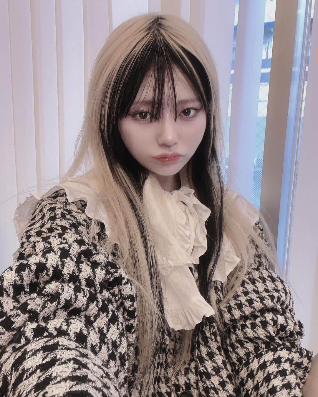 謝花南のインスタグラム：「かわいいがすきなんでしょ . . . . . . .  #ロング #ロングウルフ #前髪 #ぱっつん前髪 #ハイトーン #ハイトーンカラー #インナーカラー #前髪インナー #前髪インナーカラー #ブラック #ストリート系女子 #サブカル女子 #サブカルファッション #スニーカー女子 #ピアス女子#舌ピ #へそピ #脚フェチ #脚 #裸眼 #裸眼メイク#クロミ #クロミちゃん」