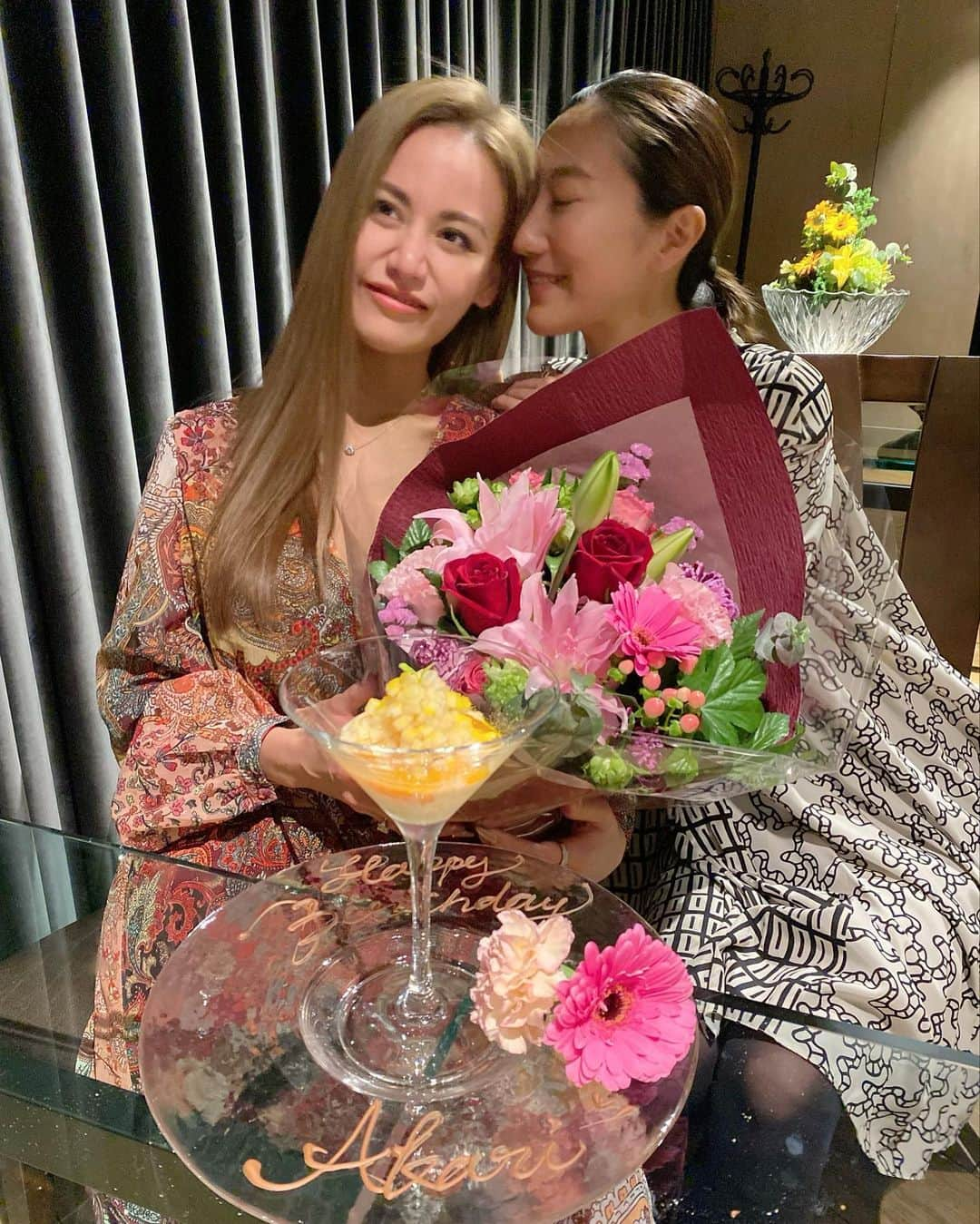 花井瑠美さんのインスタグラム写真 - (花井瑠美Instagram)「あかりん happy birthday🎂✨  1122誕生日 前日からカウントダウンにかけて 今年も一緒に過ごせて とーても嬉しかったよ💞  トゥルムで出会った瞬間 オープンハートで沢山のシンクロがいっぱいだった🌈  soulで何度も何度も家族や姉妹やとーてもご縁が深かったんだな🤍  歳とか全然関係なく 私をいつも守ってくれる存在💞  ありがとう 大好きだよ〜👼🌈  #happybirthday #love#soul#sis #おめでとう #地球に生まれてきてくれてありがとう」11月24日 18時34分 - floworld_r369