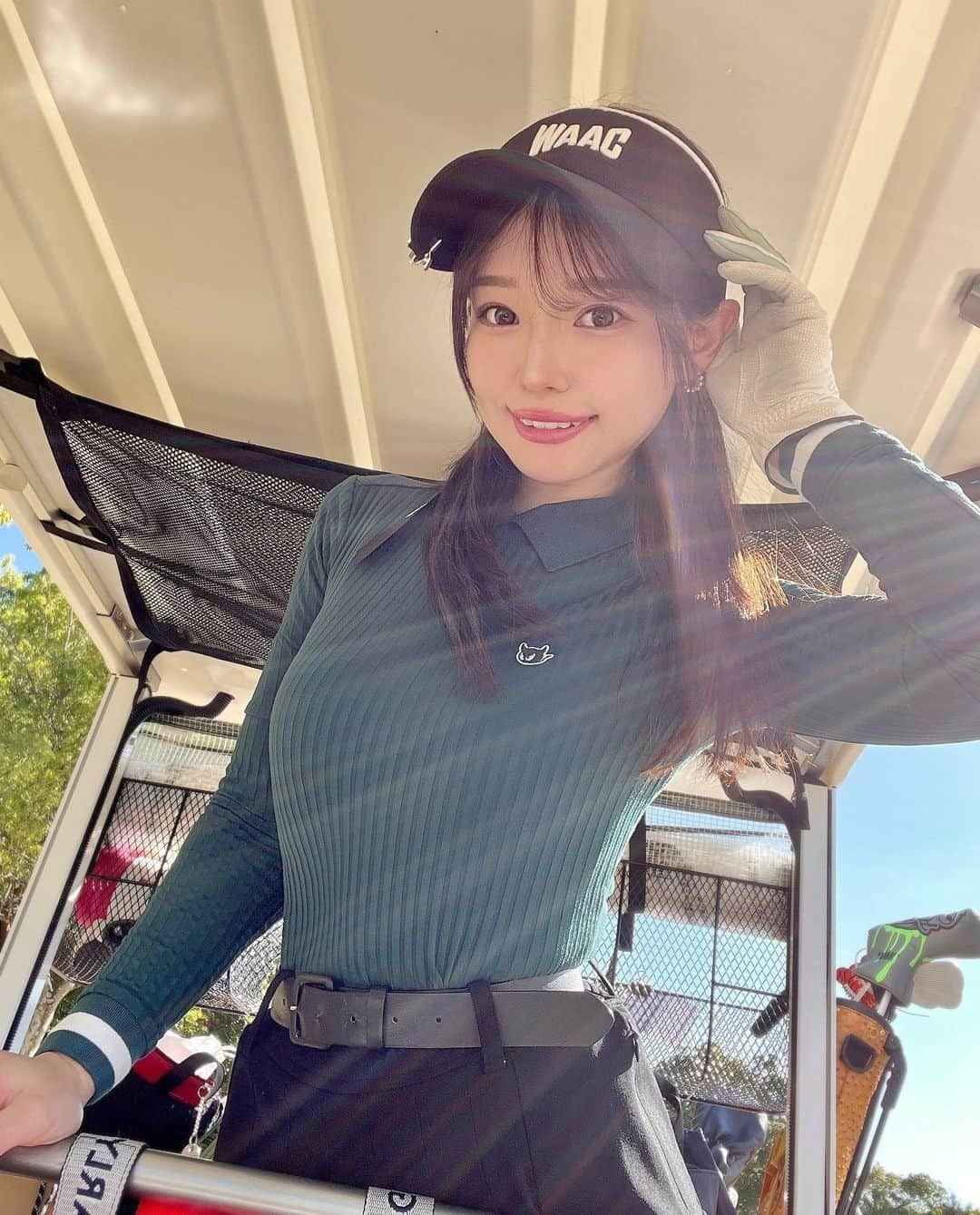 𝗠𝗮𝗶のインスタグラム：「⛳️☀️  定期的に参加させてもらう いつメンコンペ🏌️‍♀️  暖かすぎてほんとに11月下旬？ってくらい ゴルフ日和でした🤍  ここ最近絶不調だったショットも 少しずつ良くなってよかったよぅ🥹  いくらゴルフが楽しいとはいえ 何してもダメだとちょっと落ち込むからね。🥹 . . . . おまけの写真は私の愛車🤍🤍🤍 ではないです。 （おもちゃみたいな車乗ってます←）  写真撮りな！！と言っていただけたので おこがましく運転席にまで座らせてもらいました🤣 運転もできません、確実にww . . . . . . #ゴルフ女子#ごるふ女子#女子ゴルフ #ゴルフラウンド#ゴルフ場#ゴルフ#golf #WAAC#ゴルフコーデ#ゴルフウェア #ゴルフファッション#ゴルフ女子コーデ #ゴルフバカ#ゴルフ仲間」