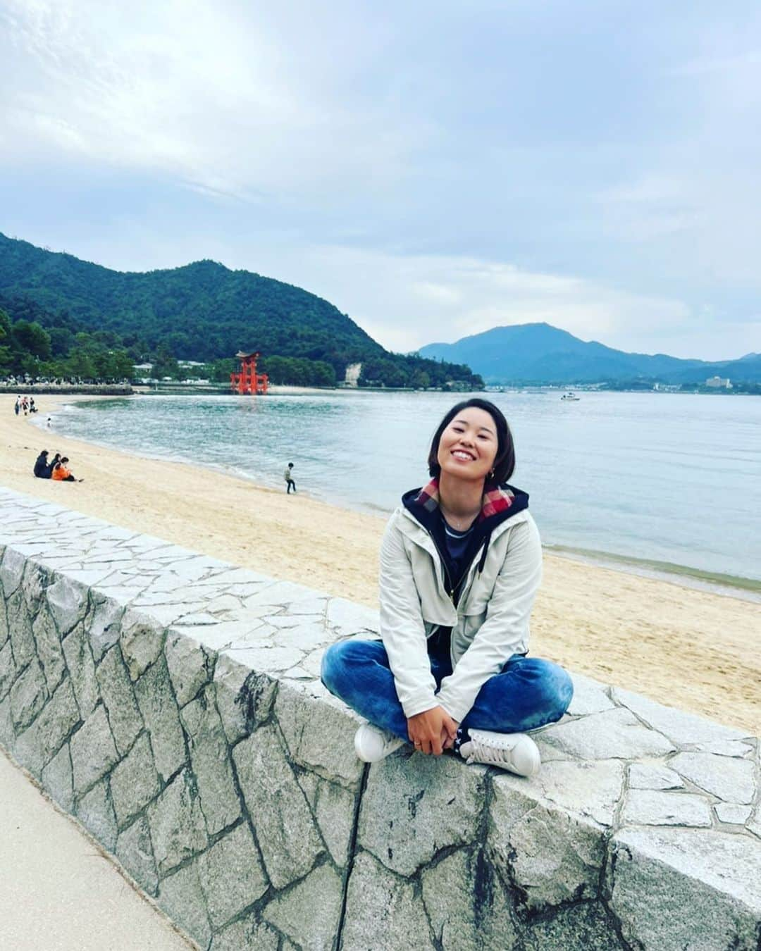 比嘉真美子のインスタグラム：「初めて宮島行った🥰 もっと沢山、日本の事を知りたい☺️ 色んなところへ行って素敵な場所を巡りたい！ #広島 #宮島 #厳島神社」