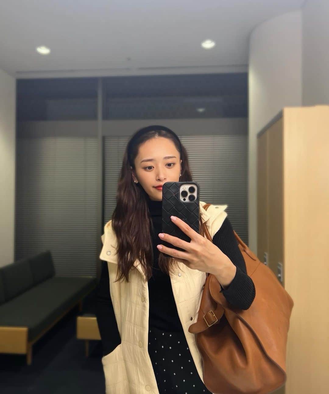 近藤千尋のインスタグラム：「本日のオフショット💕🙋🏻‍♀️ 大阪出張でした🚅☺️ 今日も楽しい収録たくさんして ダッシュで帰ります！！💨 また告知させて頂きますぅ❤️  そして 明日は金曜日ということでラヴィット📺🐰  ラヴィット 年末特番が発表されましたね💕🎉 太田夫婦も楽しみにしてる年末❤️わくわく」