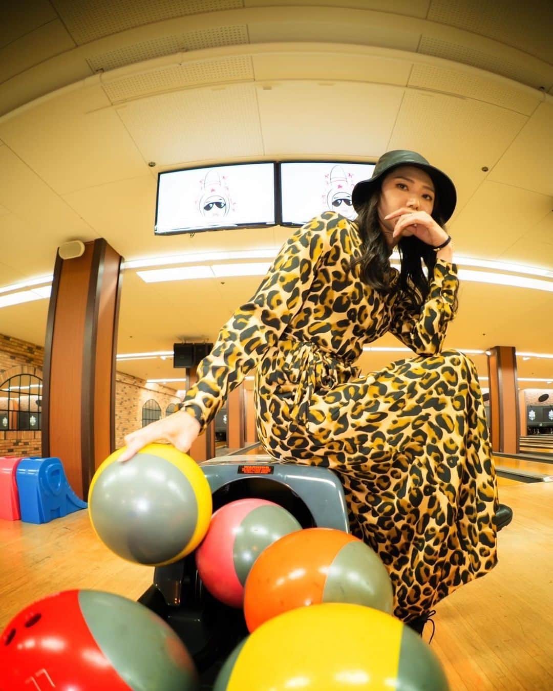 のインスタグラム：「【bowling】 B-1 Grand Prix  11.24.2022 in @sunbowl_   ボーリング終わりに🎳ちょこっと撮ってもらいました🥰  @okamototakuya_plusbe   ありがとーございます😄😄😄  豹柄が映えてるわwww  ワンピースは、 @scotch_soda   #sunbowl #bowling #photography #photooftheday #ootd #leopardprint #leopard #onepiece #buckethat #バケハコーデ #豹柄 #豹柄ワンピ #followforfollowback #scotchandsoda」