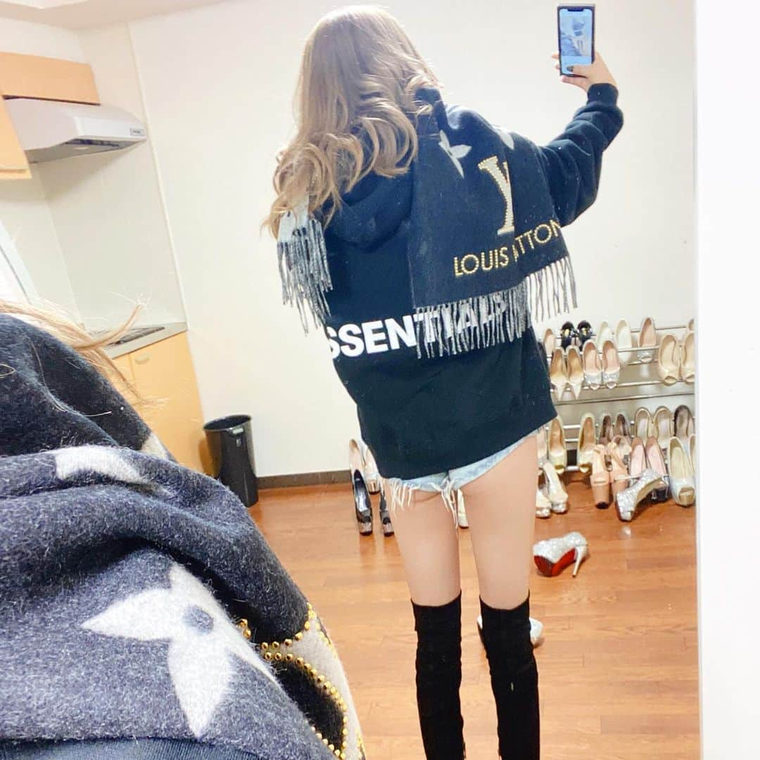 じゅりあさんのインスタグラム写真 - (じゅりあInstagram)「◀︎Follow me🍑🍑 . . 2年前はこのショーパンで歩いてた🥺 ※パーカーでお尻隠れてた . .   #姫咲じゅりあ #名古屋 #錦3 #ファッション #scene #シーン #じゅりあ #ギャル #model #モデル #ドレス #dress #フォロー返し #フォロバ100 #キャバ嬢 #キャバクラ #歌舞伎町 #六本木 #ミナミ #北新地  #いいね返し #l4l #f4f #fashion #essentials #VUITTON #お尻 #尻すたぐらむ #ケツスタグラム #🍑」11月24日 18時49分 - juriagram.s2