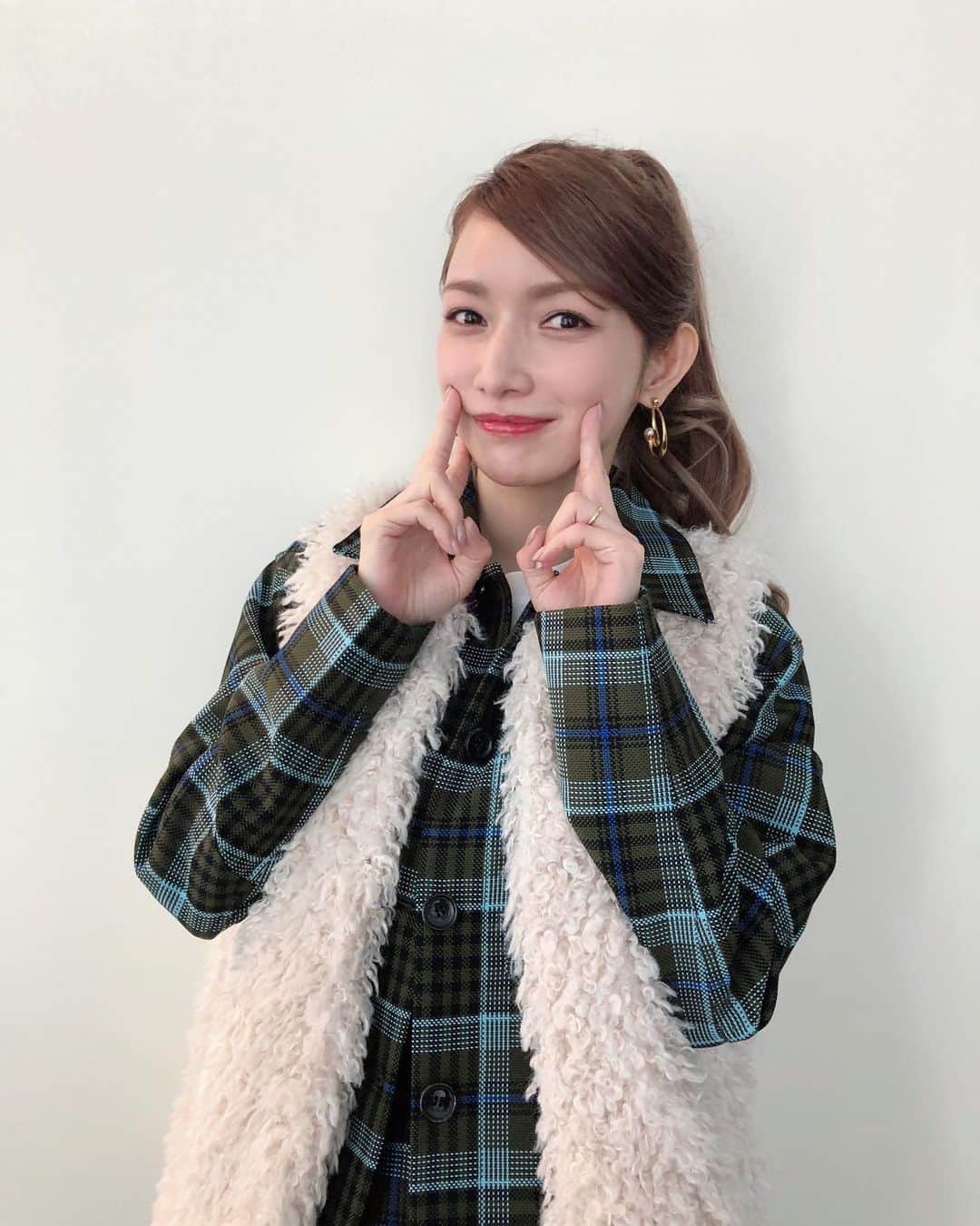 のインスタグラム：「本日 #スッキリ 📺で、 ズルい女・I WISHを歌わせていただきました☀️  つんく♂さんからメッセージもいただき感激でした...🥺 見て下さった方ありがとうございました🎶  #生歌唱 #大緊張でした #まきふく は #ファーベスト #グリーンチェック」