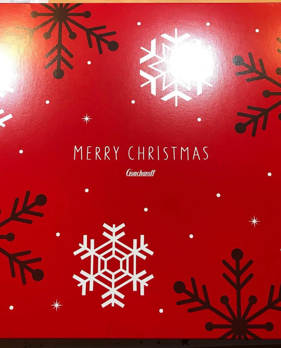 株式会社成正建装のインスタグラム：「今年、お世話になった羽島市の不動産屋さんから、少し早いクリスマスプレゼントが届きました❣️  缶の絵がとっても可愛い❤️ ネットでしか買えない物らしいです🥰 そこまでしてくださって…😭  気付けば、1ヶ月後はクリスマスイヴ🎄 クリスマスに向けて、あなたはどんな準備をしますか❓  興味のある方はお気軽にお問い合わせください。 tel0568-67-6214 #愛知県 #犬山市 #工務店 #成正建装 #注文住宅 #店舗建築 #木造  #鉄骨造 #新築工事 #不動産 #リフォーム #土地探し #クリスマスプレゼント #クリスマス #クリスマスイヴ」