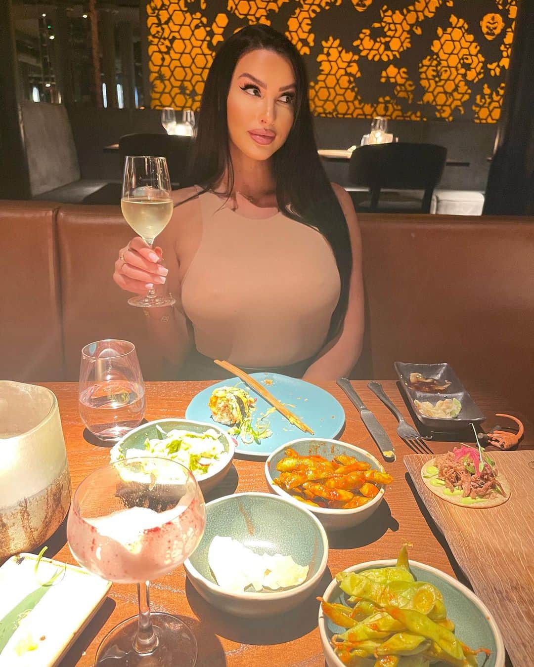 アリス・グッドウィンのインスタグラム：「Sushi, Shopping and Wine. Yes pls Daddy 💋」