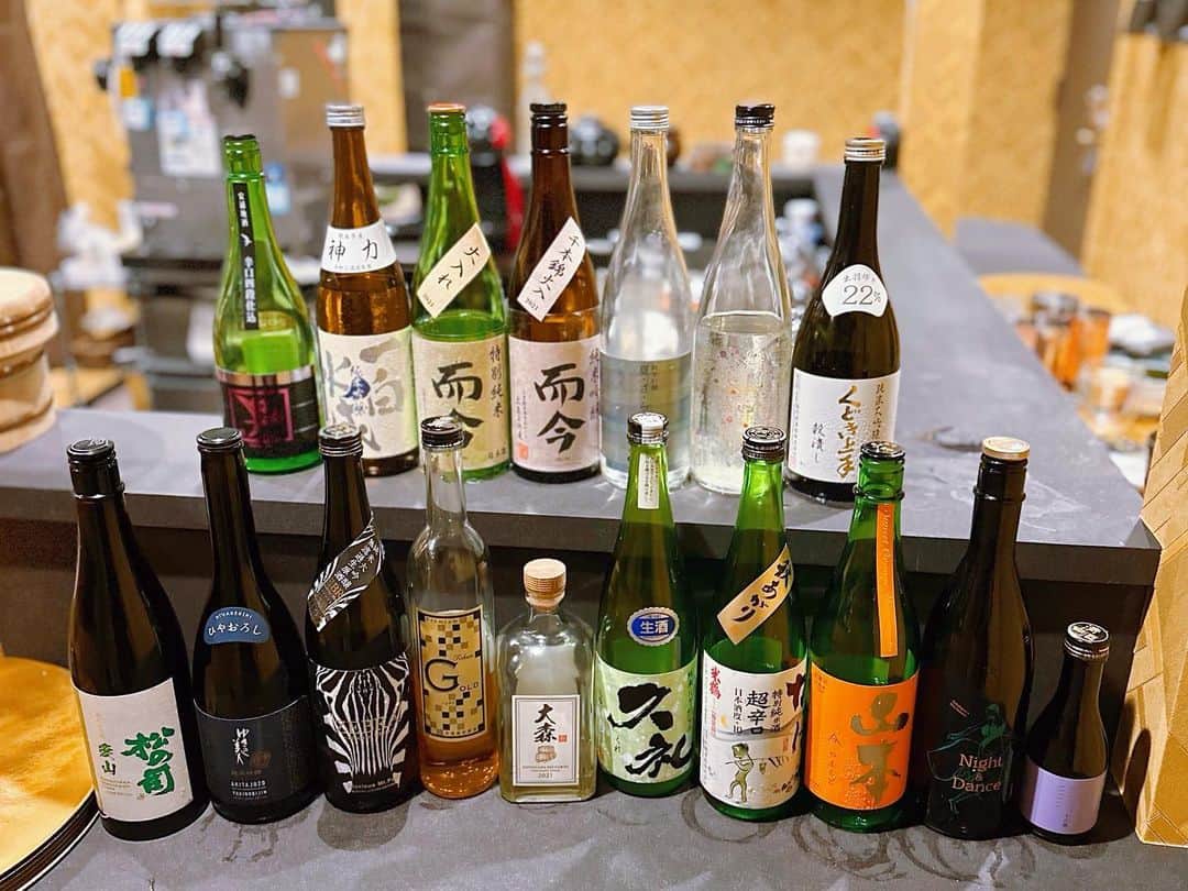 TAKUYAのインスタグラム：「大阪にある会員制の鶏料理屋さん🐓 食べた事ないレベルの料理だらけで、今まで食べた鶏で1番美味しかったです🐓 めちゃくちゃ日本酒もいただきまして、１７種類飲み比べさせていただきました🙏 またお邪魔させていただきます🙇 @ichitatsu.beyond   #大阪#グルメ#大阪グルメ#会員制#鶏#鳥#鶏料理#鶏肉#トリュフ#日本酒#いち達#鶏寿司#寿司 #osaka#japanfoodie#bass#guitar#takuya」