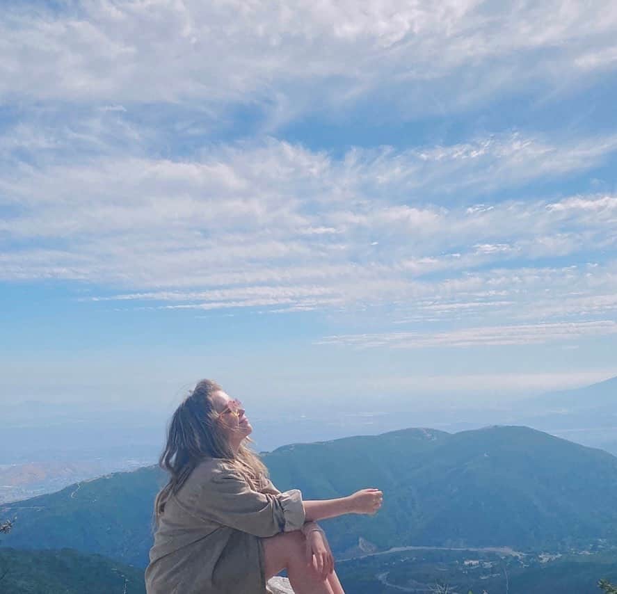のインスタグラム：「This year has equally been one of the hardest and most incredible, meaningful years of my life. And when it comes down to it.. the most beautiful things in this life occurred because of you. I’m so thankful for the people in my life that made my life what it is. Adventurous, hilarious, powerful, meaningful, creative and above all… passionate. Grateful for every moment. The hard ones. The exciting ones. The simple pleasures. The belly laughs in between philosophy between hearts. The silence and the rock n roll. Dancing with friends, a long kiss, moments by myself, making art, coffee with the people who raised me, spiritual revelations. Everything. Thank you for reminding me of warmth and humanity. And reminding me that when you find the people that fill you with life, you hold onto them. You all know who you are. I love you with all that I am. What’s something you’re grateful for?」