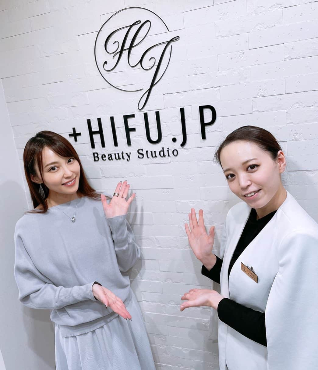 中川祐子さんのインスタグラム写真 - (中川祐子Instagram)「久しぶりに行ってきましたー❤️ @hifujp  . 今回は大好きな担当のハネダさんと 一緒に写真を撮ったよーん💓 . 特別にマスクを外してもらったけど、 やっぱりお肌が白くてツルツルで 可愛い〜😍😍(←完全オヤジ目線笑) . ここのスタッフの皆さん 本当にお肌がツヤツヤなの✨ エステの効果がちゃんと実証されてるよね👍 . またふかふかのリクライニングシートの上で 楽しいガールズトークをしながら ハイフ+至れり尽くせりのエステメニューが最高🥰 . 今回もお腹に腹筋マシン付けてもらったけど、 この刺激、クセになりそう(笑) . またあっという間に 時間が過ぎてしまったー☺️ . 今回もめちゃ癒されました✨ ありがとうございました💕 . . #HIFUJP  #ハイフジェーピー #ハイフ専門店  #恵比寿サロン #ワンランク上のハイフ専門店 #最高のホスピタリティ #優しいスタッフ #大人の筋トレ寝るだけ痩身マシン #hifu  #ハイフ #恵比寿  #恵比寿ハイフ #小顔 #リフトアップ #美肌」11月24日 21時37分 - nakagawa.yuko